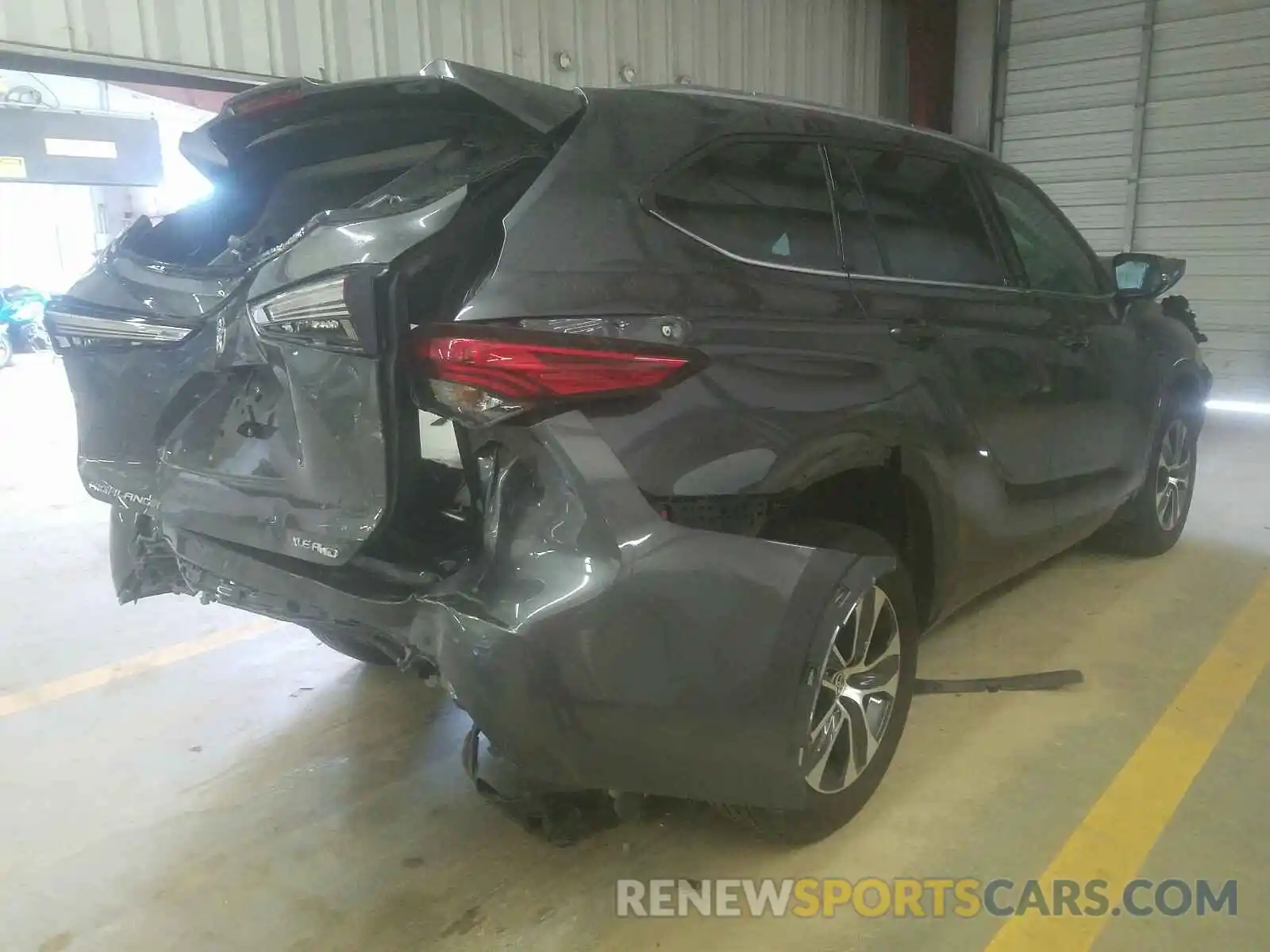 4 Photograph of a damaged car 5TDGZRBH4LS010740 TOYOTA HIGHLANDER 2020