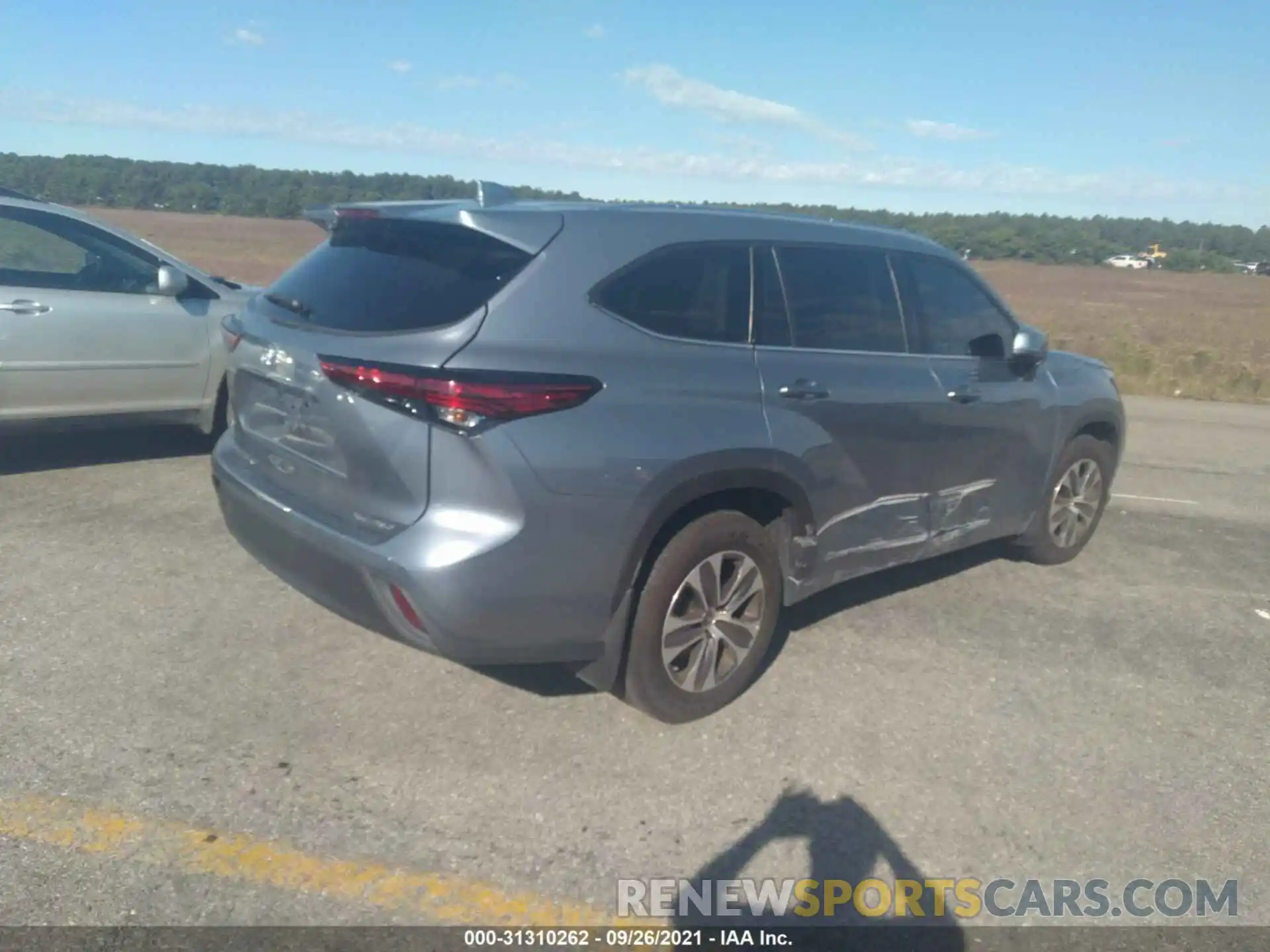 4 Photograph of a damaged car 5TDGZRBH9LS031132 TOYOTA HIGHLANDER 2020