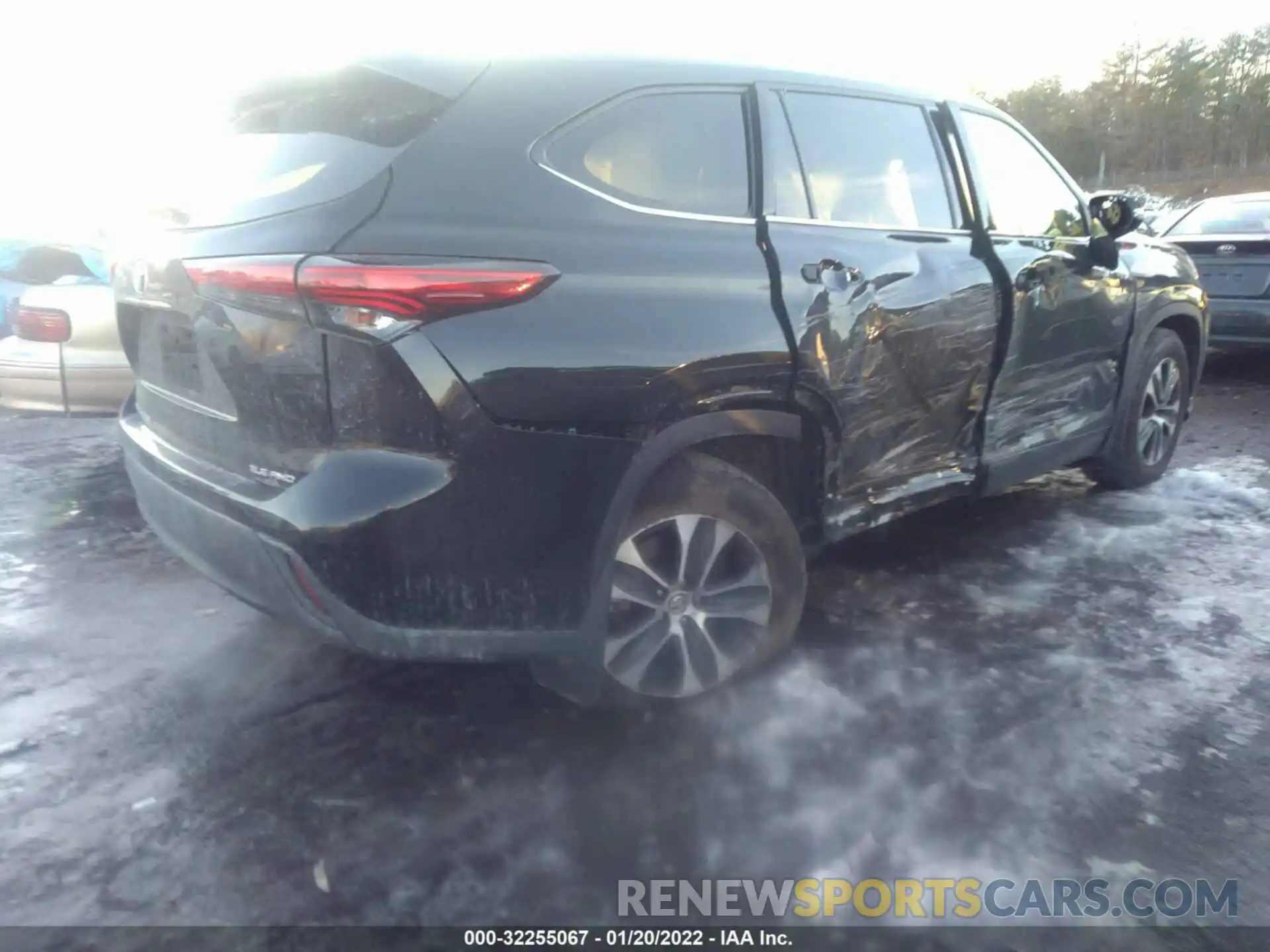 4 Photograph of a damaged car 5TDGZRBH9LS504575 TOYOTA HIGHLANDER 2020