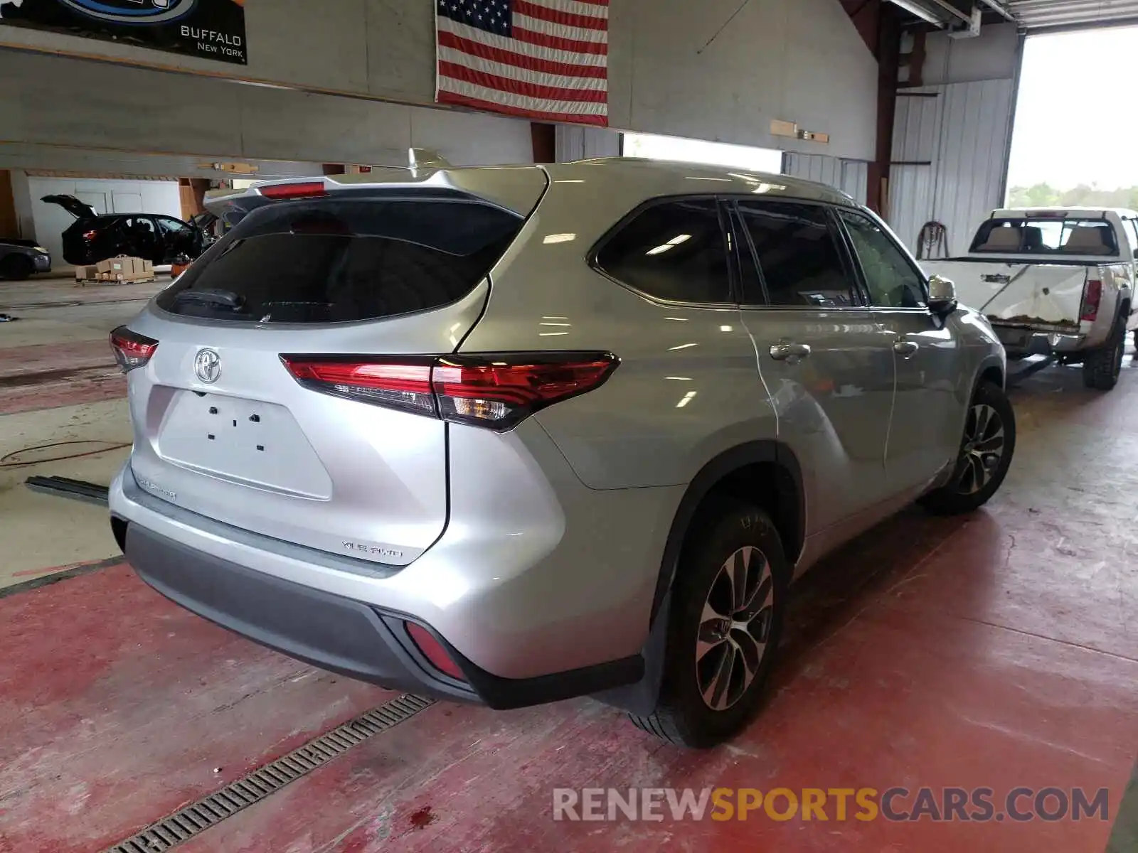 4 Photograph of a damaged car 5TDGZRBH9LS505242 TOYOTA HIGHLANDER 2020