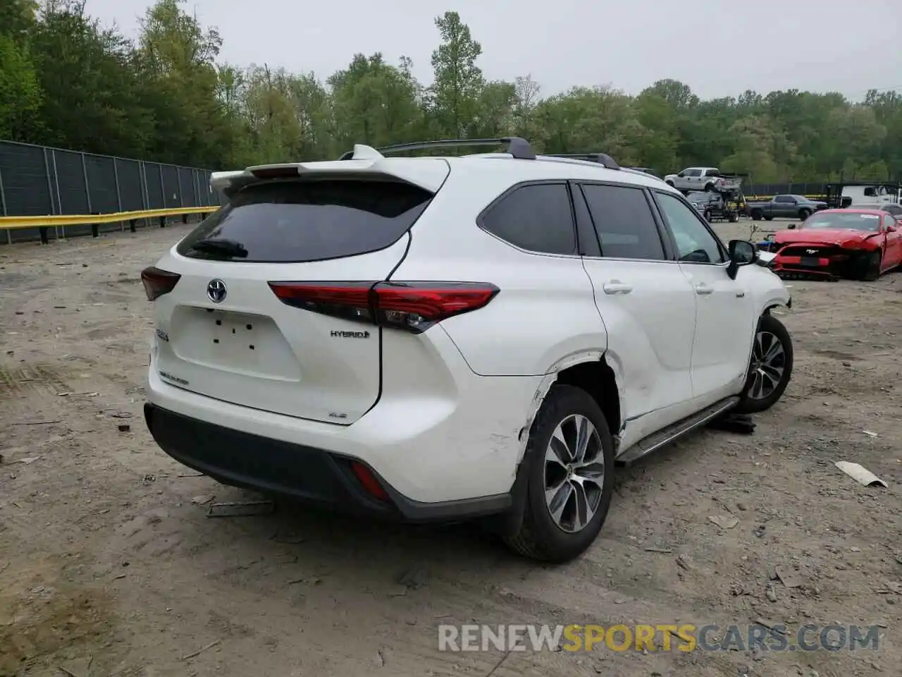 4 Photograph of a damaged car 5TDHBRCH1LS502844 TOYOTA HIGHLANDER 2020