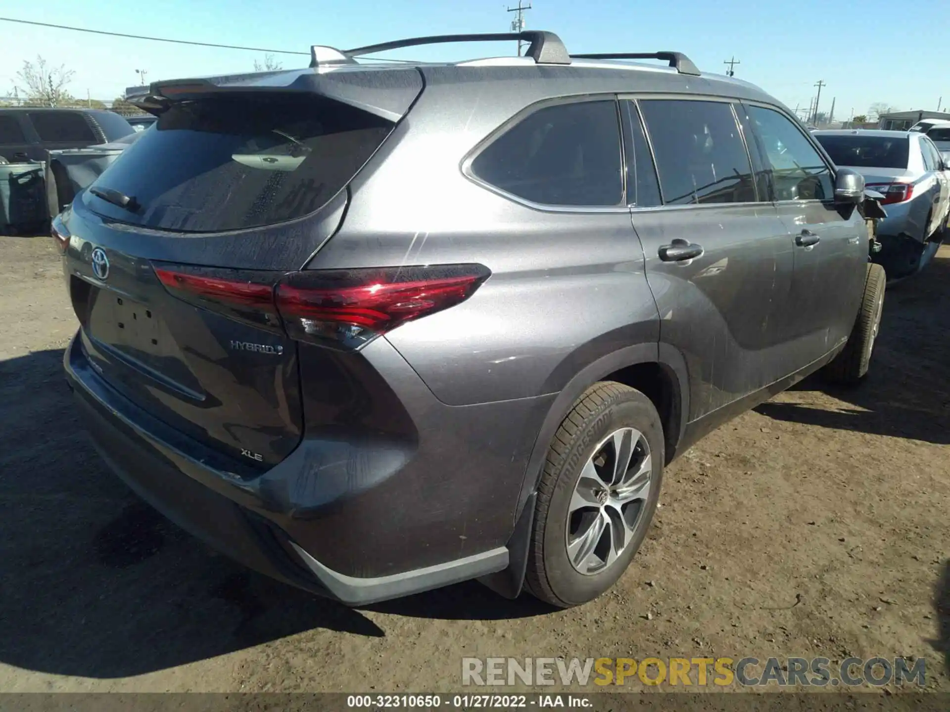 4 Photograph of a damaged car 5TDHBRCH1LS505727 TOYOTA HIGHLANDER 2020