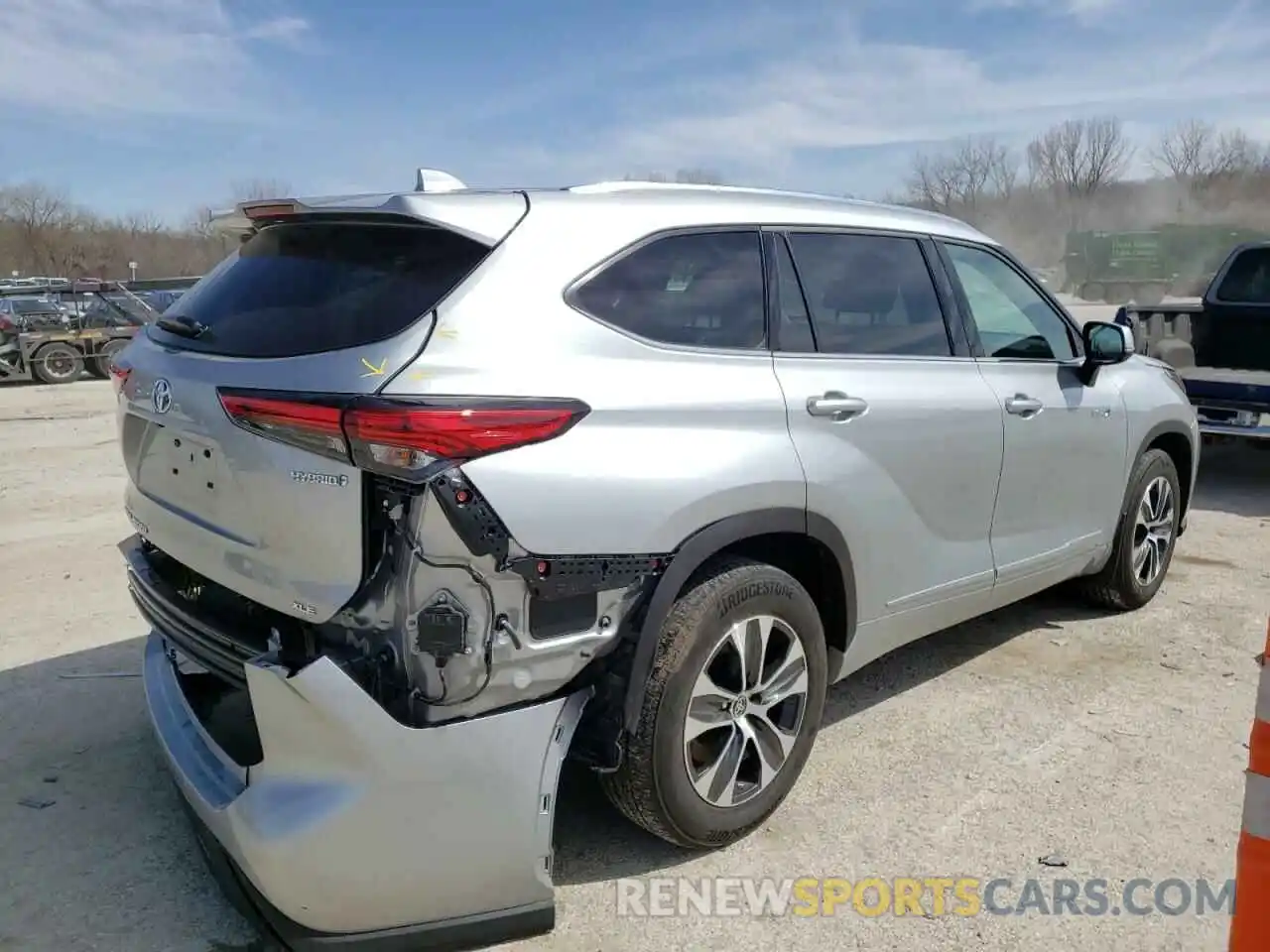 4 Photograph of a damaged car 5TDHBRCH3LS006119 TOYOTA HIGHLANDER 2020