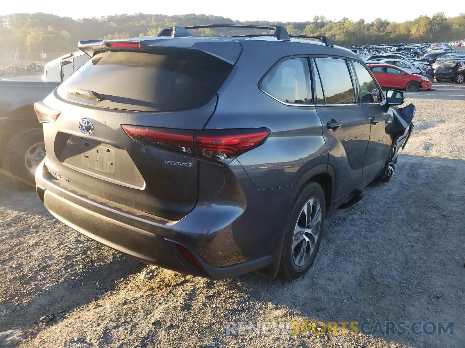 4 Photograph of a damaged car 5TDHBRCH6LS501561 TOYOTA HIGHLANDER 2020