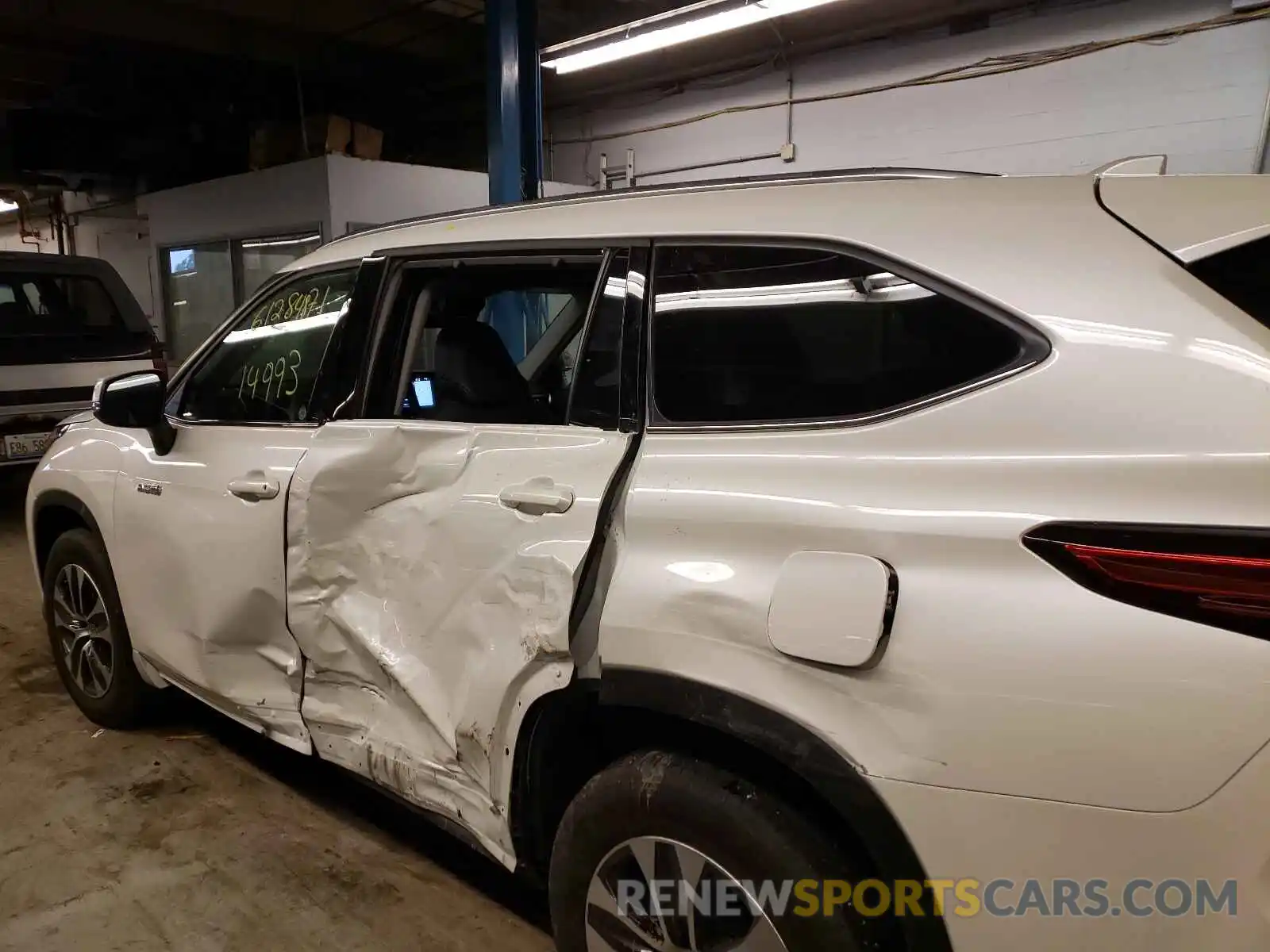 9 Photograph of a damaged car 5TDHBRCH9LS502221 TOYOTA HIGHLANDER 2020