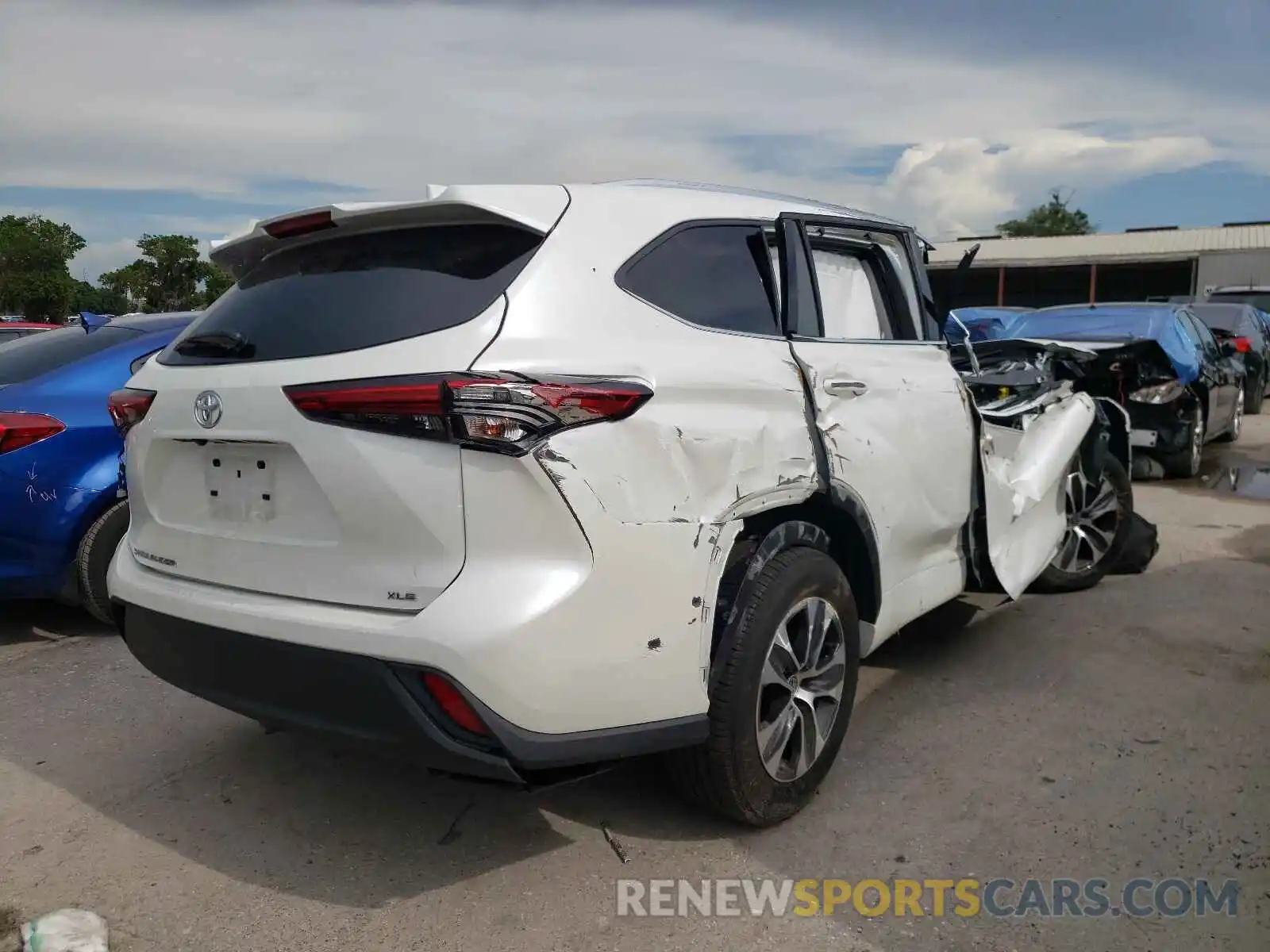 4 Photograph of a damaged car 5TDHZRAH3LS513049 TOYOTA HIGHLANDER 2020