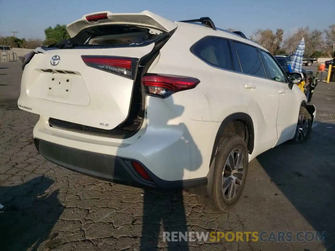 4 Photograph of a damaged car 5TDHZRAH4LS503761 TOYOTA HIGHLANDER 2020