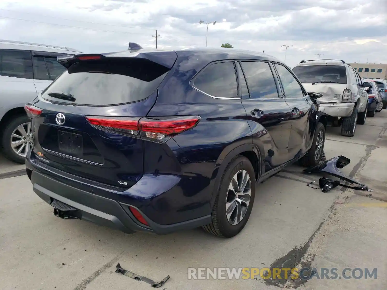 4 Photograph of a damaged car 5TDHZRAH4LS504165 TOYOTA HIGHLANDER 2020