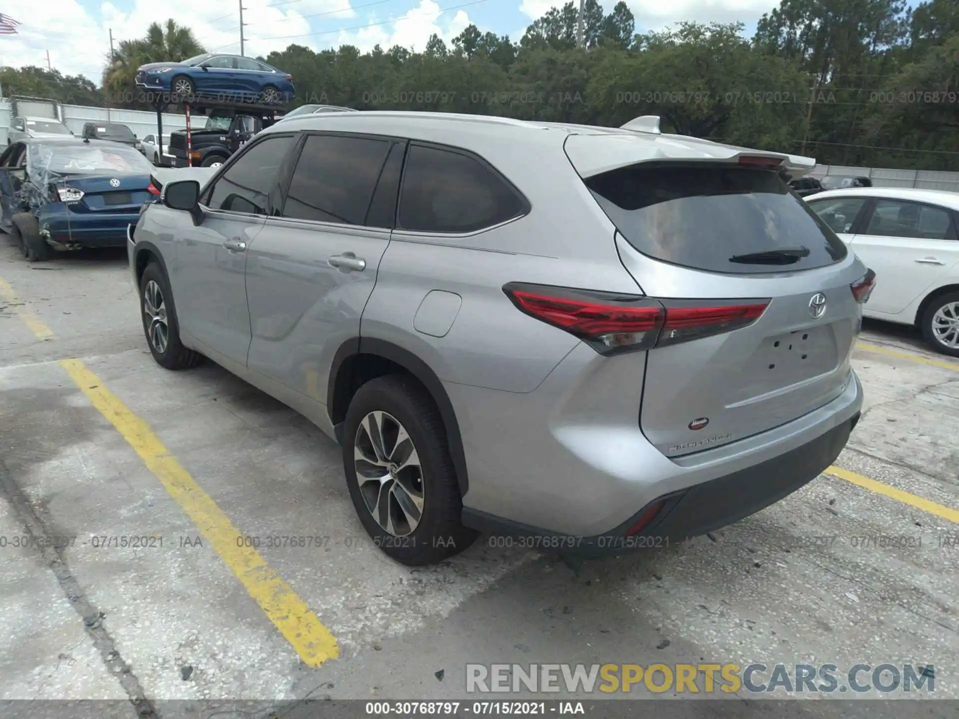 3 Photograph of a damaged car 5TDHZRAH4LS514212 TOYOTA HIGHLANDER 2020