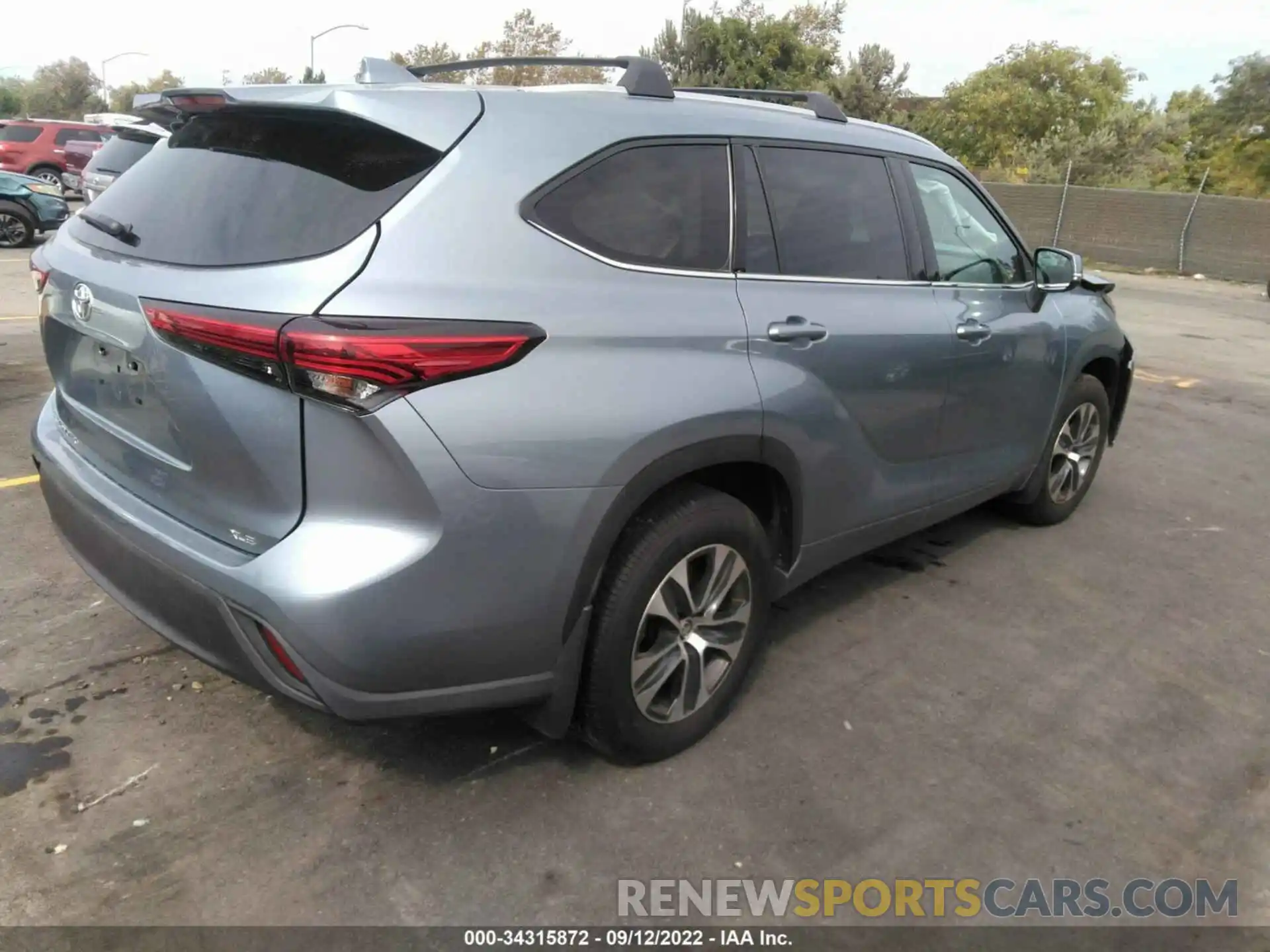 4 Photograph of a damaged car 5TDHZRAH6LS008901 TOYOTA HIGHLANDER 2020