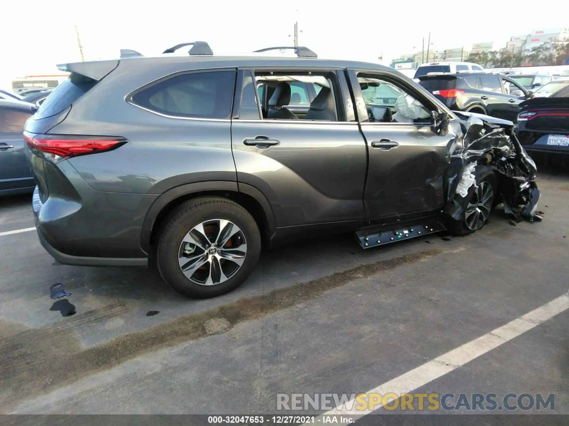 4 Photograph of a damaged car 5TDHZRAH6LS022104 TOYOTA HIGHLANDER 2020