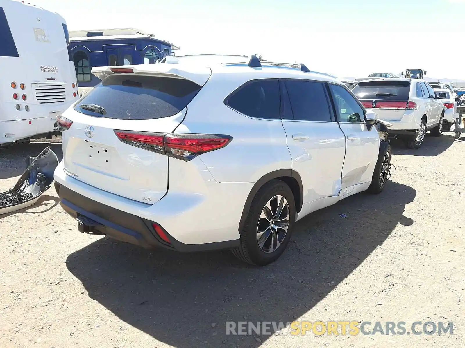 4 Photograph of a damaged car 5TDHZRAH7LS508582 TOYOTA HIGHLANDER 2020