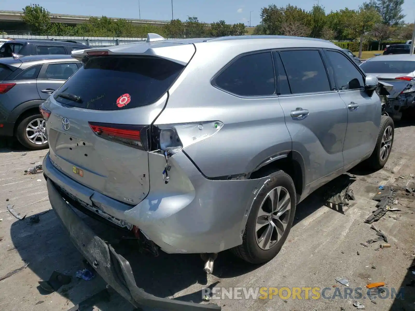 4 Photograph of a damaged car 5TDHZRAH8LS500927 TOYOTA HIGHLANDER 2020