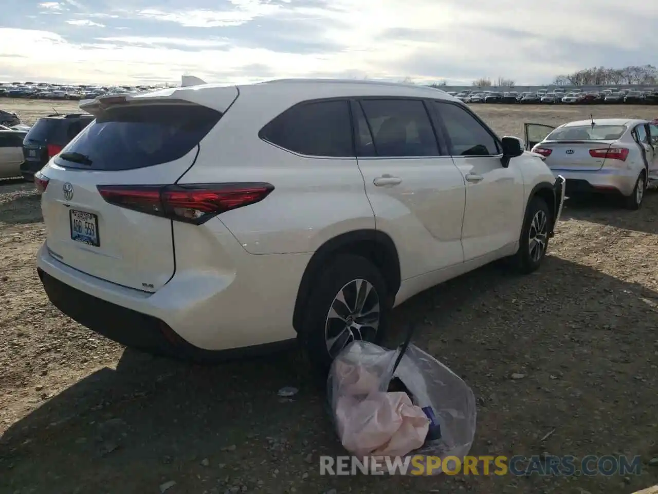 4 Photograph of a damaged car 5TDHZRAH8LS504184 TOYOTA HIGHLANDER 2020