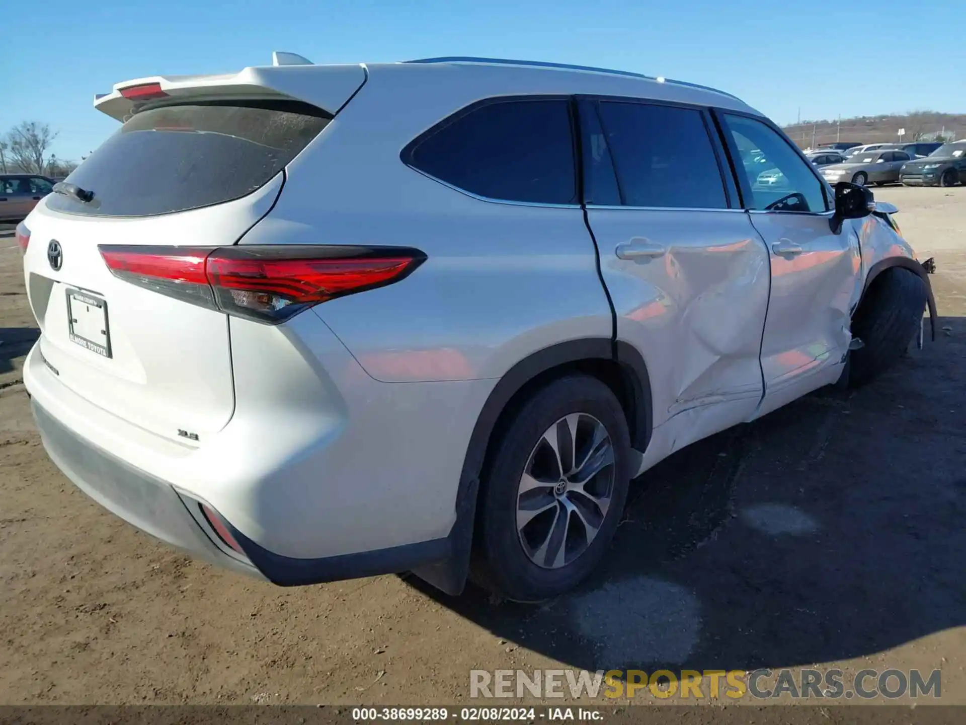 4 Photograph of a damaged car 5TDHZRAH8LS509577 TOYOTA HIGHLANDER 2020