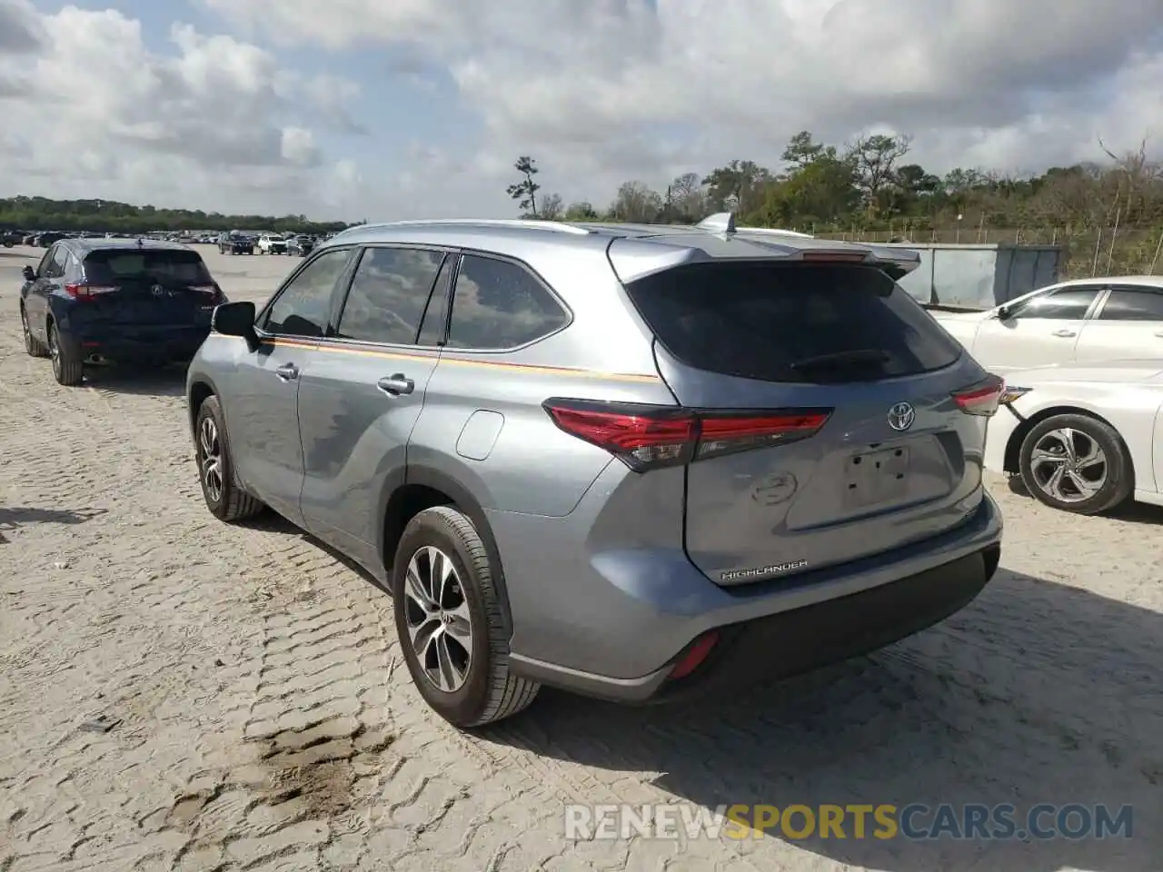 3 Photograph of a damaged car 5TDHZRAH9LS008780 TOYOTA HIGHLANDER 2020