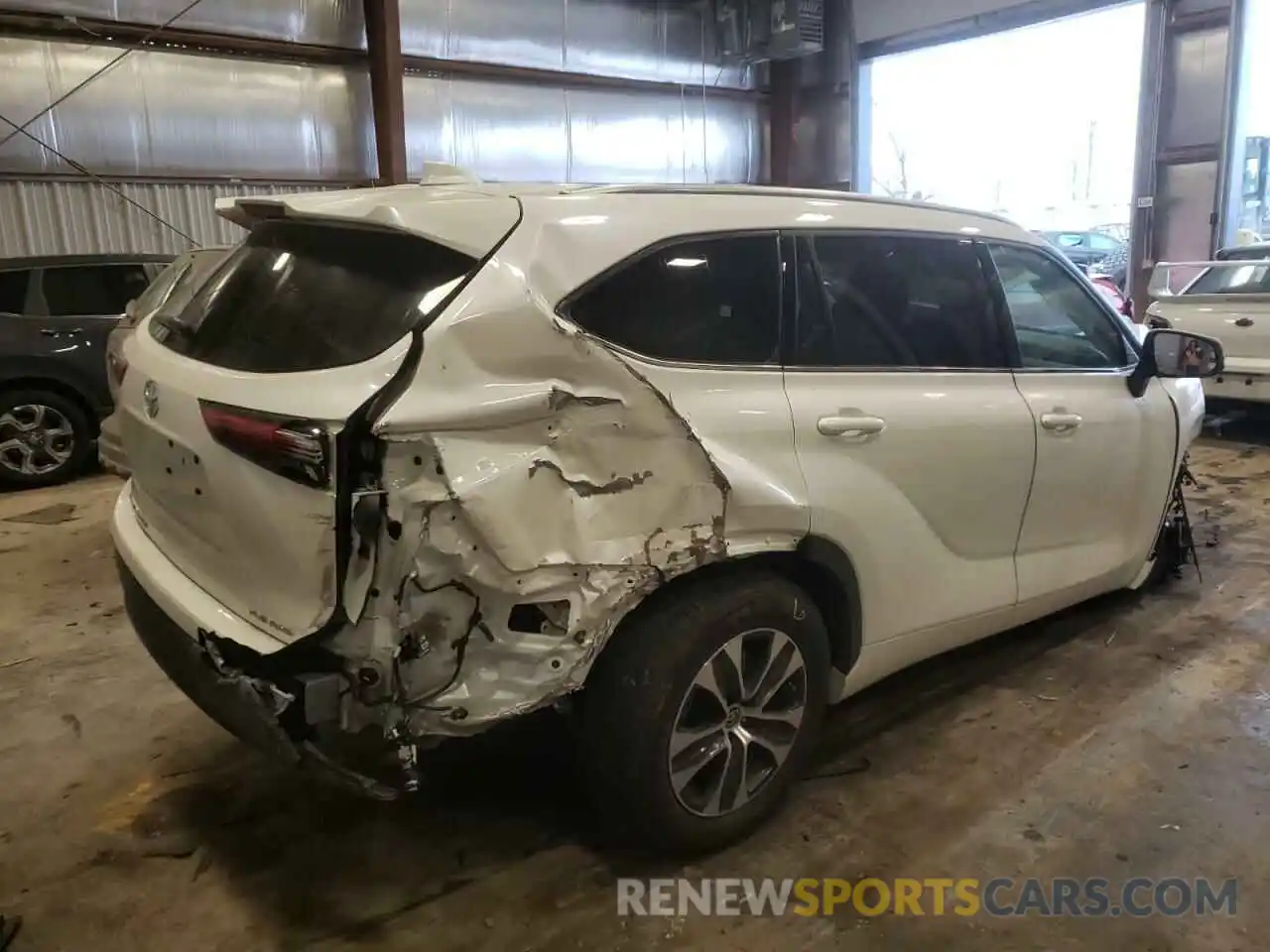 4 Photograph of a damaged car 5TDHZRBH2LS520279 TOYOTA HIGHLANDER 2020