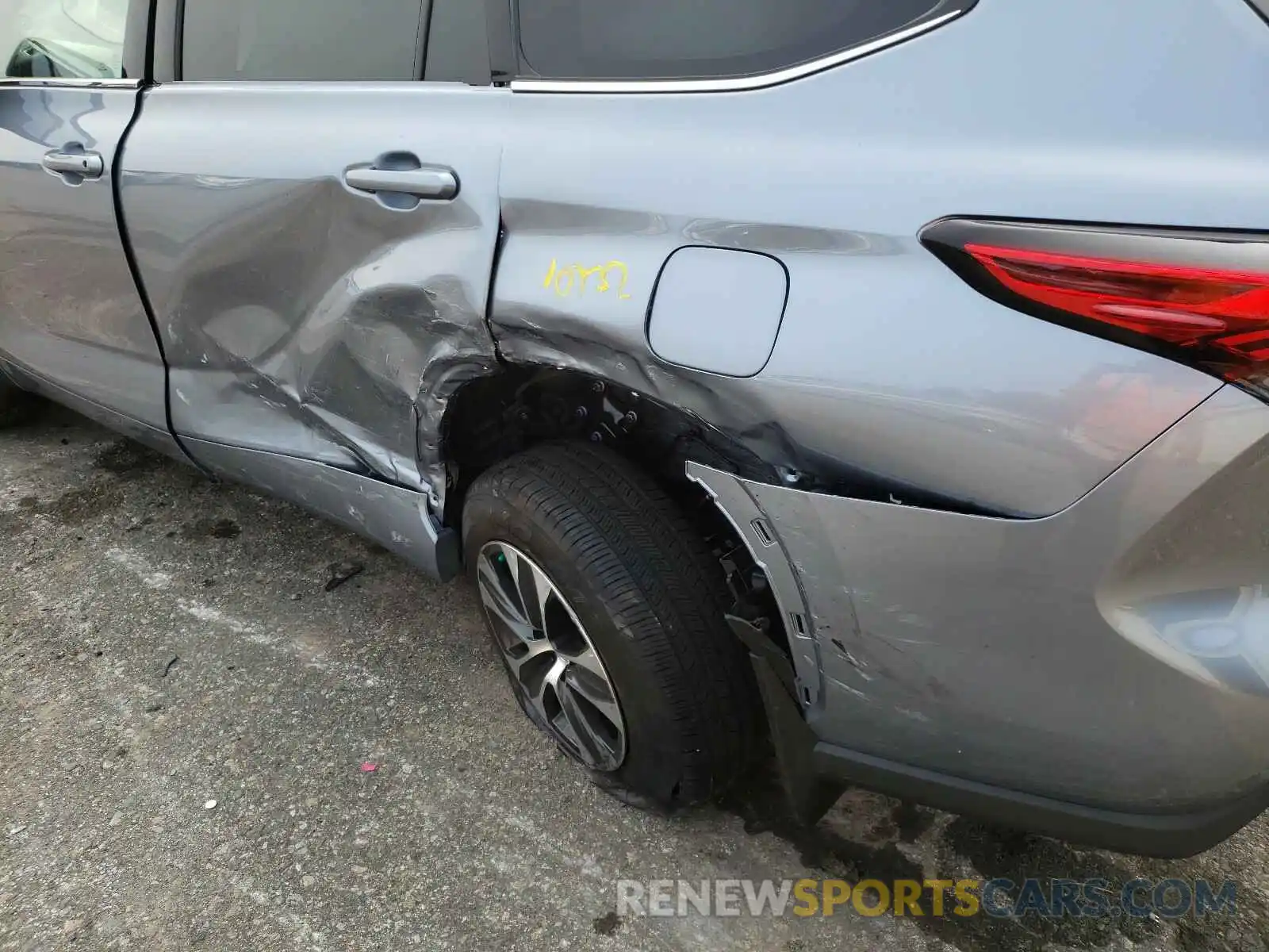 9 Photograph of a damaged car 5TDHZRBH3LS032359 TOYOTA HIGHLANDER 2020