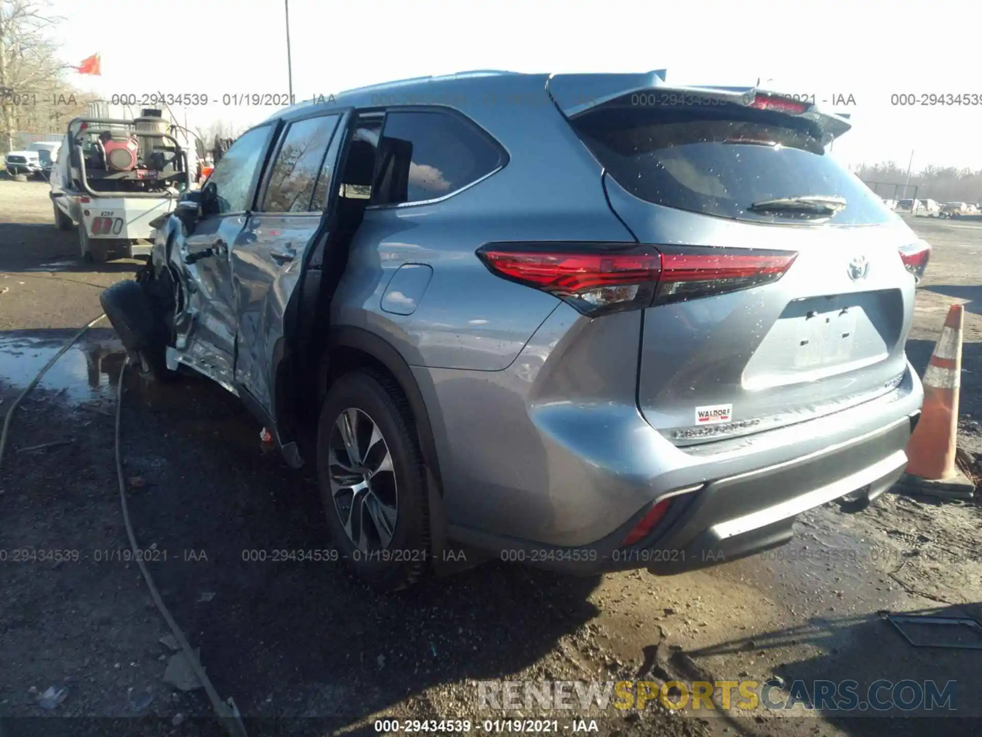 3 Photograph of a damaged car 5TDHZRBH5LS007866 TOYOTA HIGHLANDER 2020