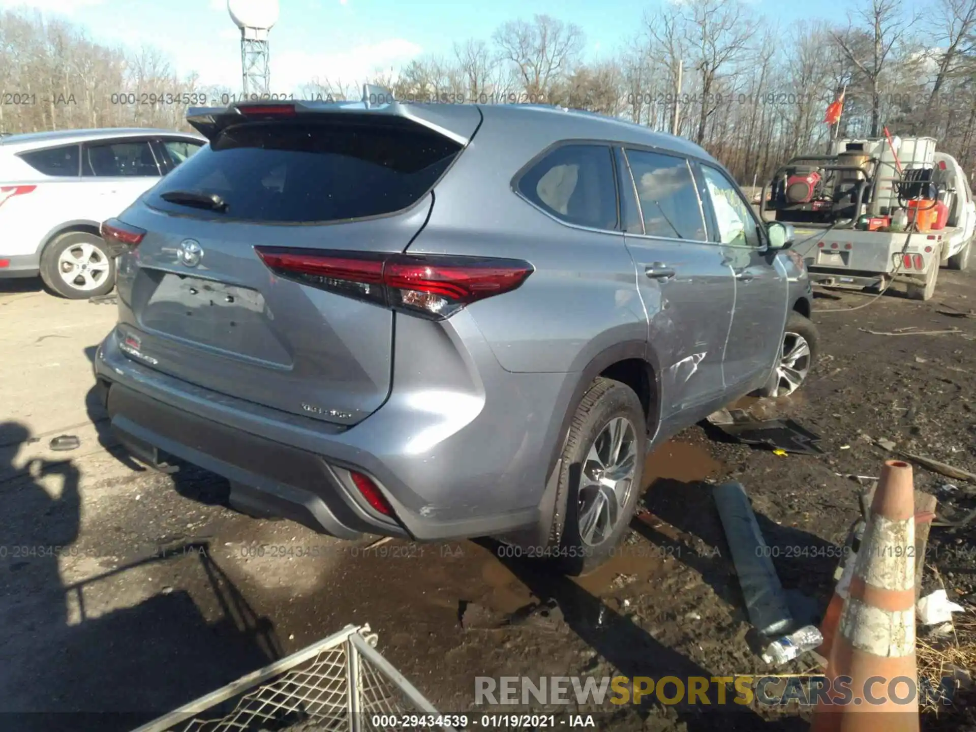 4 Photograph of a damaged car 5TDHZRBH5LS007866 TOYOTA HIGHLANDER 2020