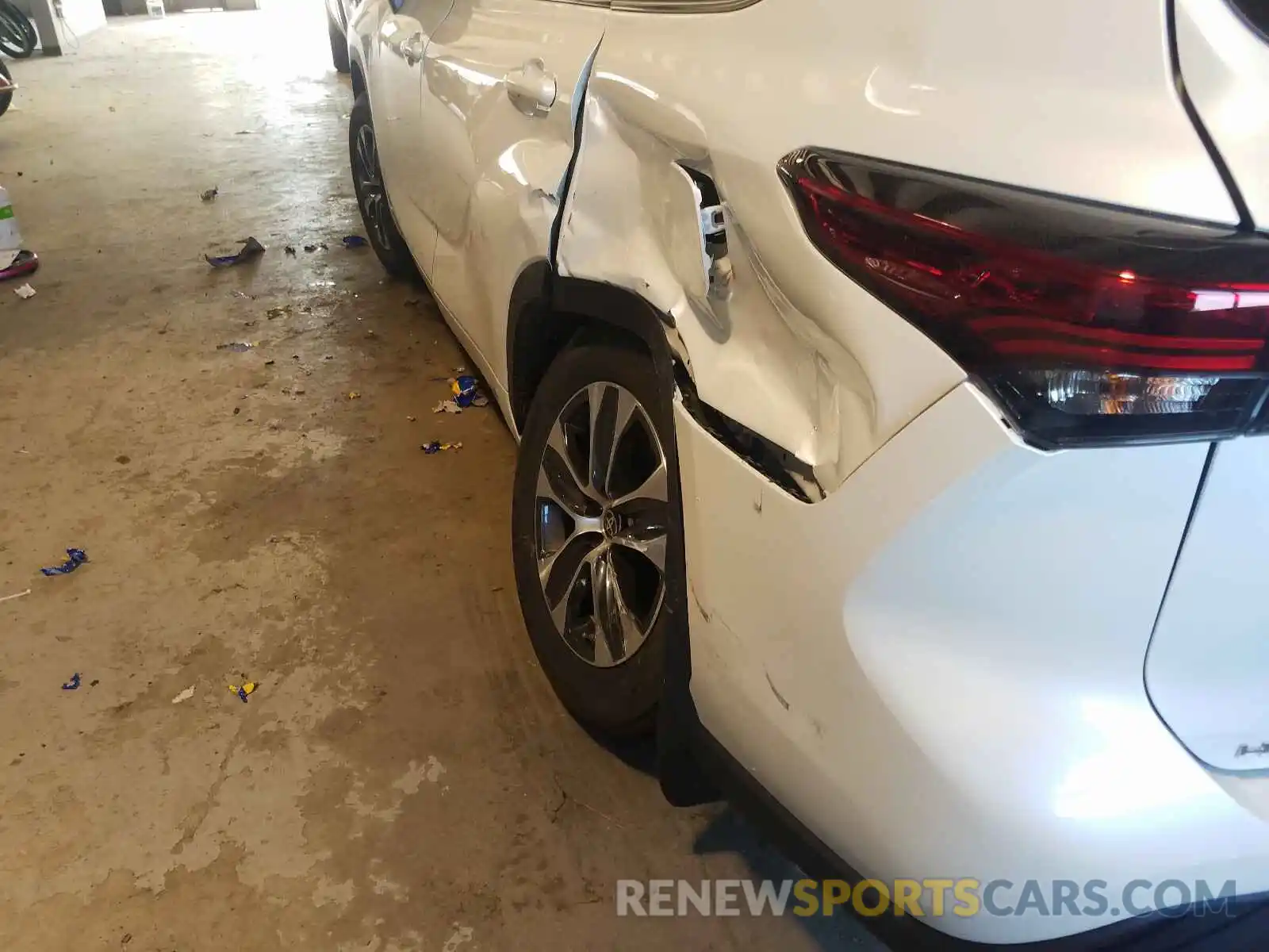 9 Photograph of a damaged car 5TDHZRBH8LS522389 TOYOTA HIGHLANDER 2020