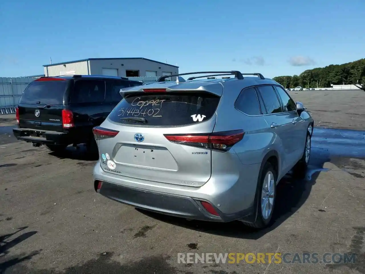 4 Photograph of a damaged car 5TDXBRCH5LS010054 TOYOTA HIGHLANDER 2020