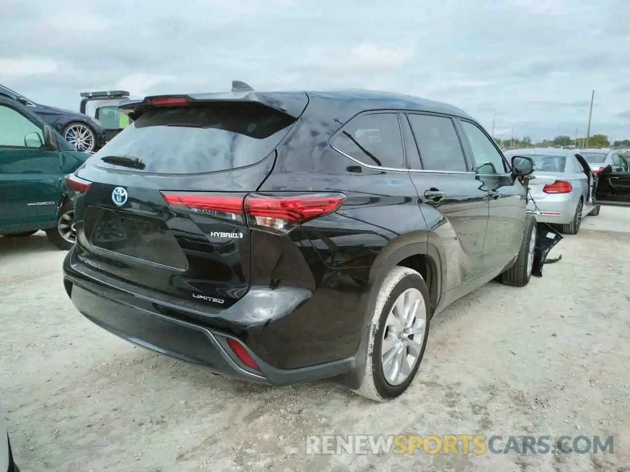 4 Photograph of a damaged car 5TDXBRCH8LS005107 TOYOTA HIGHLANDER 2020