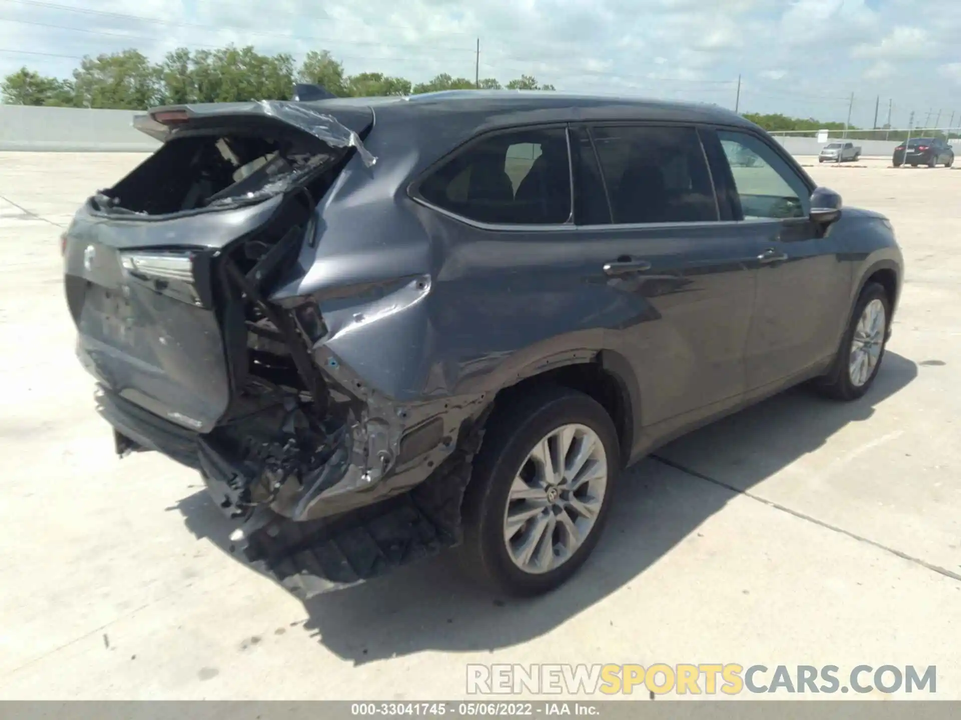 4 Photograph of a damaged car 5TDYZRAH0LS019389 TOYOTA HIGHLANDER 2020