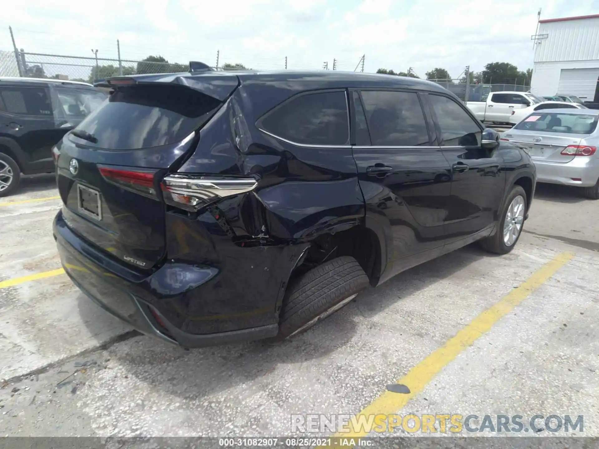 4 Photograph of a damaged car 5TDYZRAH1LS010006 TOYOTA HIGHLANDER 2020