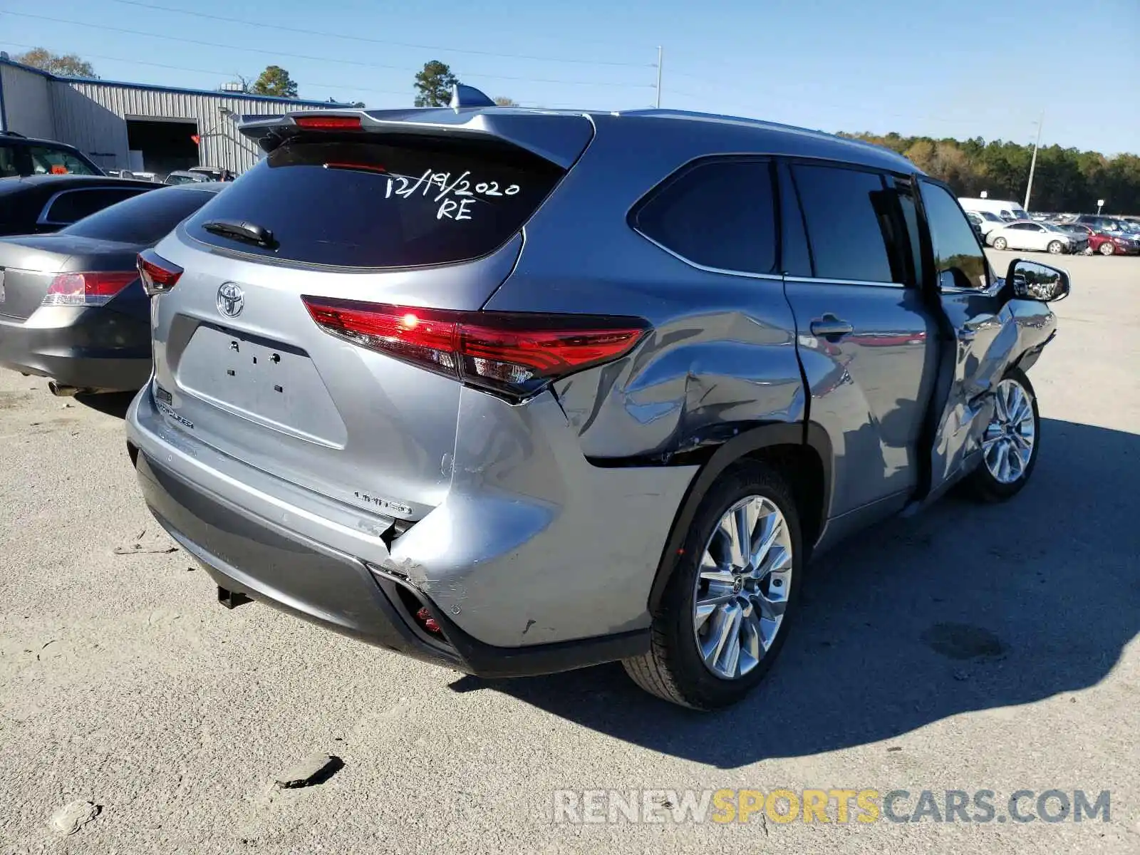 4 Photograph of a damaged car 5TDYZRAH2LS004425 TOYOTA HIGHLANDER 2020