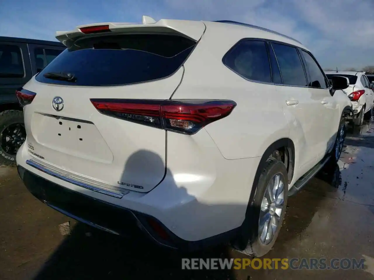 4 Photograph of a damaged car 5TDYZRAH2LS004506 TOYOTA HIGHLANDER 2020