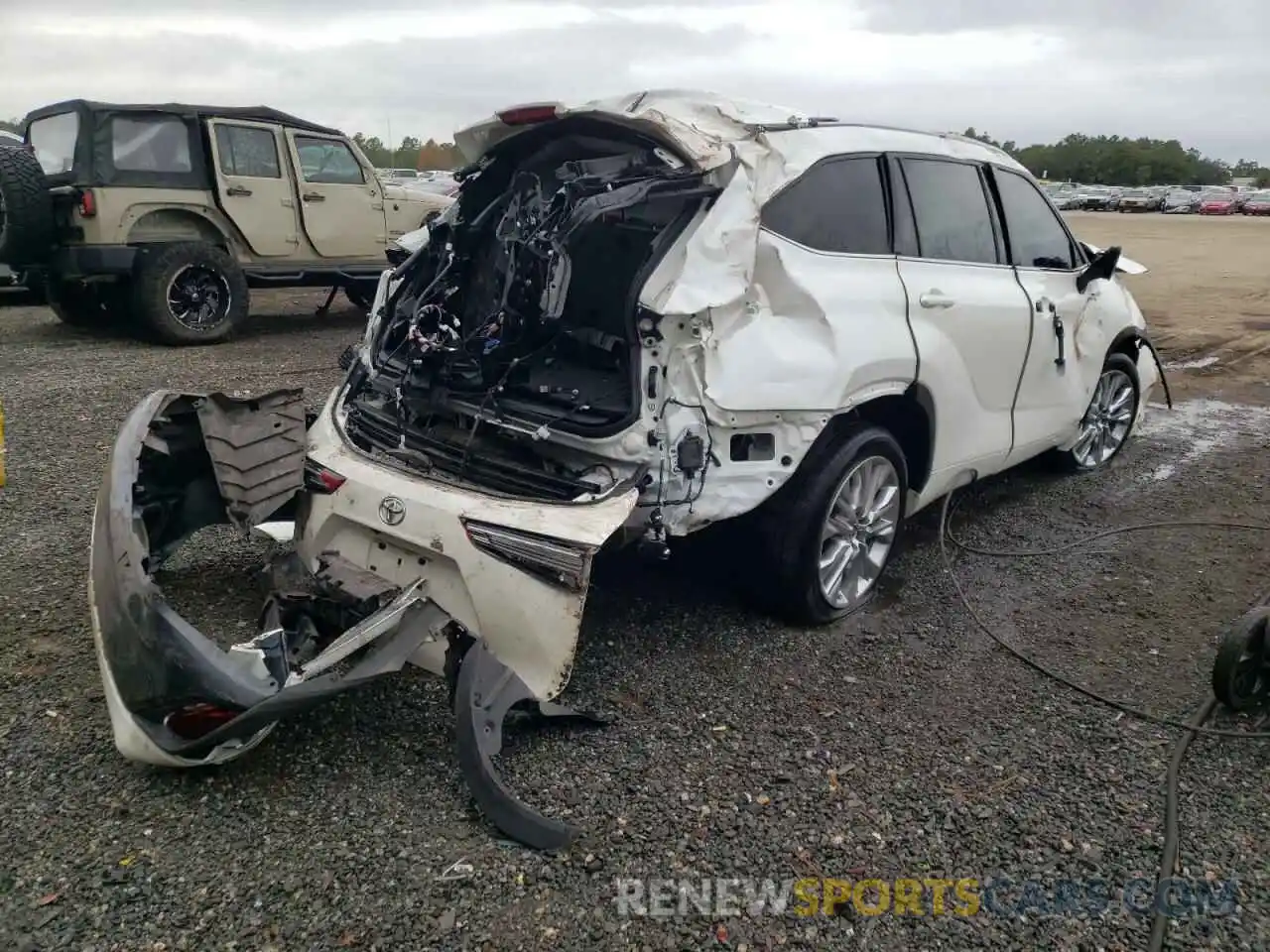 4 Photograph of a damaged car 5TDYZRAH2LS016056 TOYOTA HIGHLANDER 2020