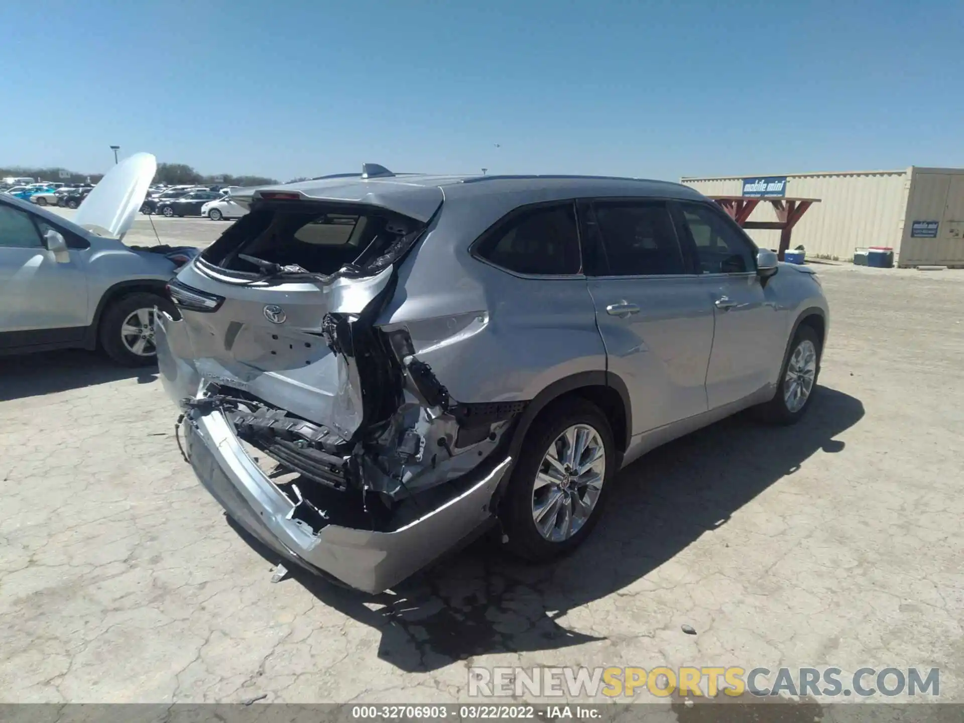 4 Photograph of a damaged car 5TDYZRAH3LS030936 TOYOTA HIGHLANDER 2020