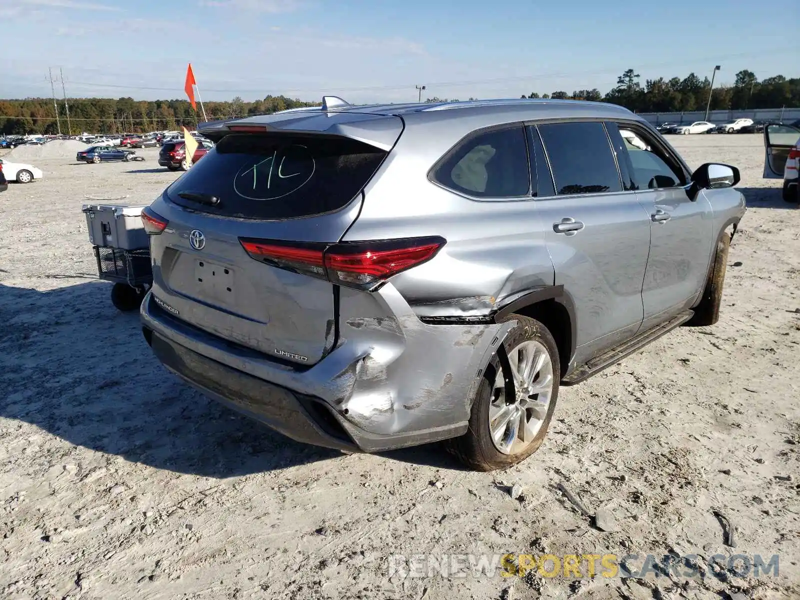 4 Photograph of a damaged car 5TDYZRAH5LS028671 TOYOTA HIGHLANDER 2020