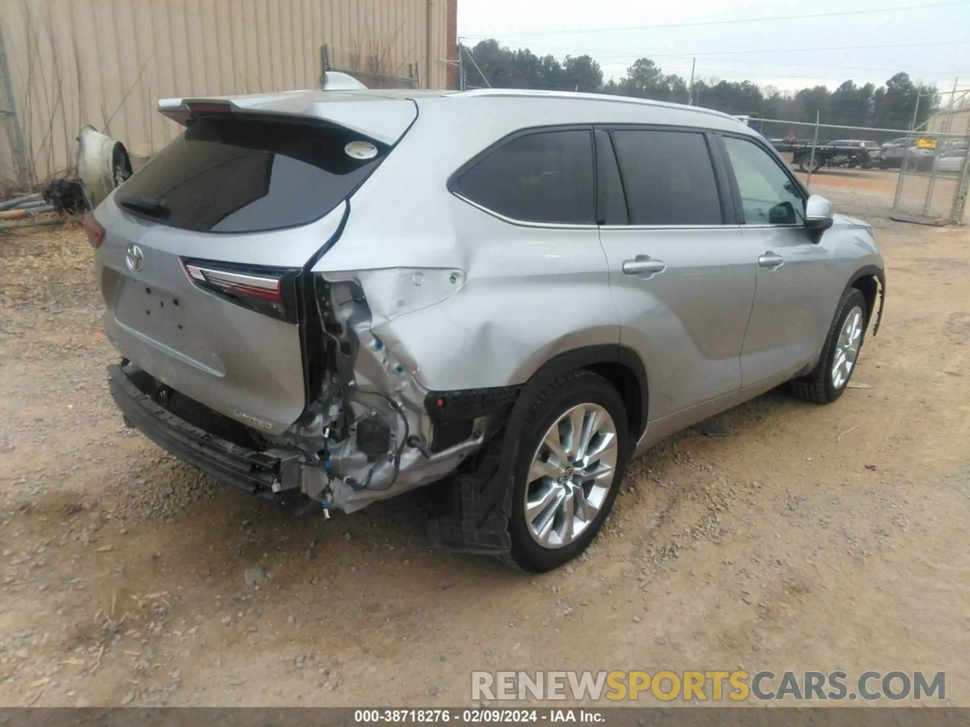 4 Photograph of a damaged car 5TDYZRAH8LS014540 TOYOTA HIGHLANDER 2020