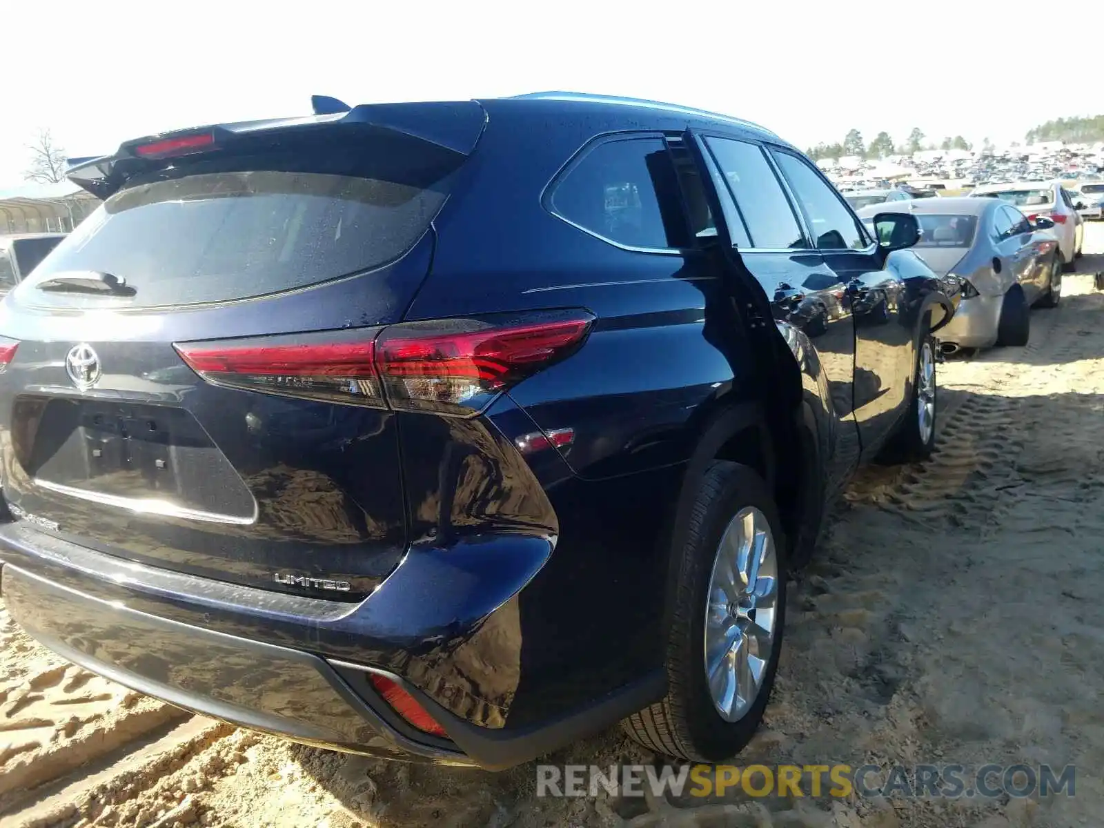 4 Photograph of a damaged car 5TDYZRAH8LS017695 TOYOTA HIGHLANDER 2020