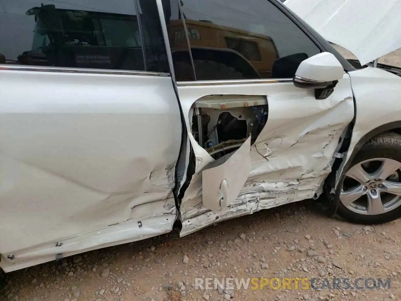 9 Photograph of a damaged car 5TDZZRAH0LS512316 TOYOTA HIGHLANDER 2020