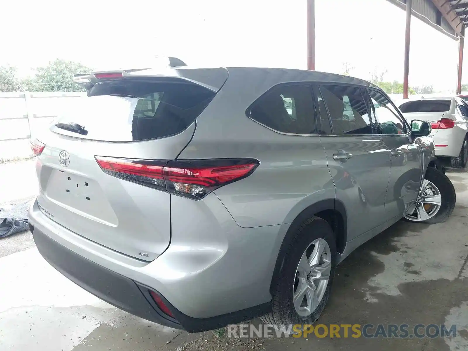 4 Photograph of a damaged car 5TDZZRAH6LS502244 TOYOTA HIGHLANDER 2020