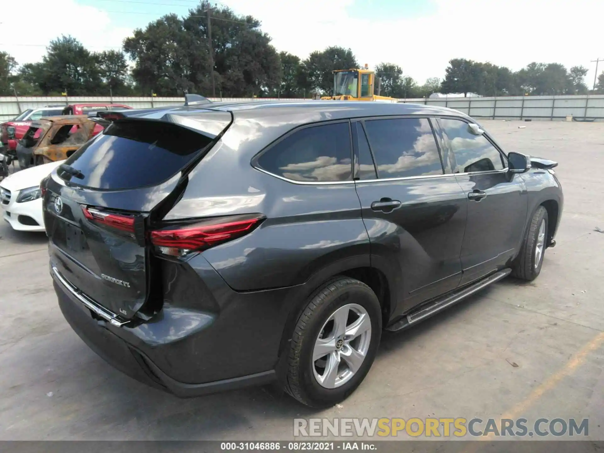 4 Photograph of a damaged car 5TDZZRAH7LS013156 TOYOTA HIGHLANDER 2020