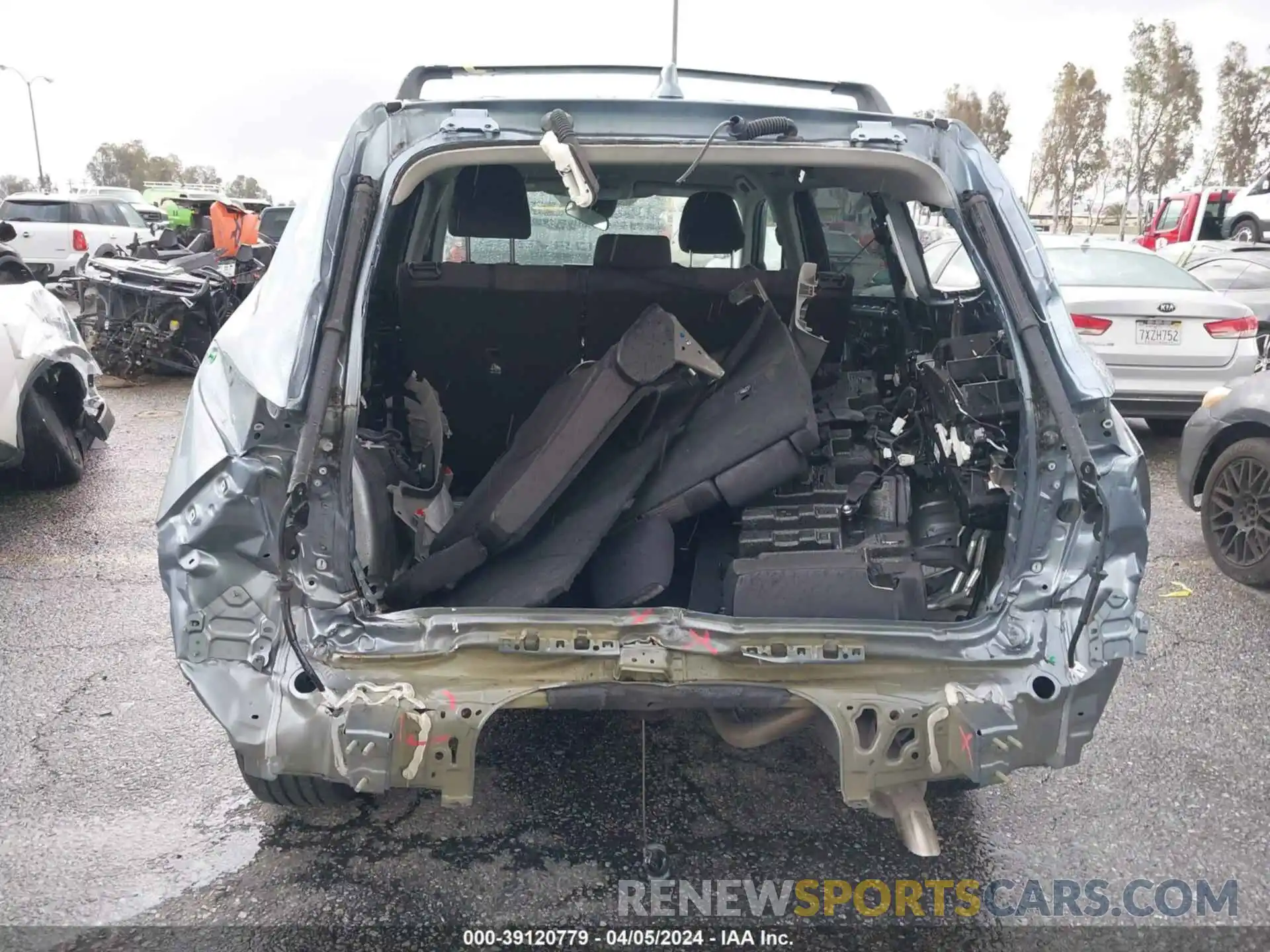 17 Photograph of a damaged car 5TDZZRAH7LS022794 TOYOTA HIGHLANDER 2020