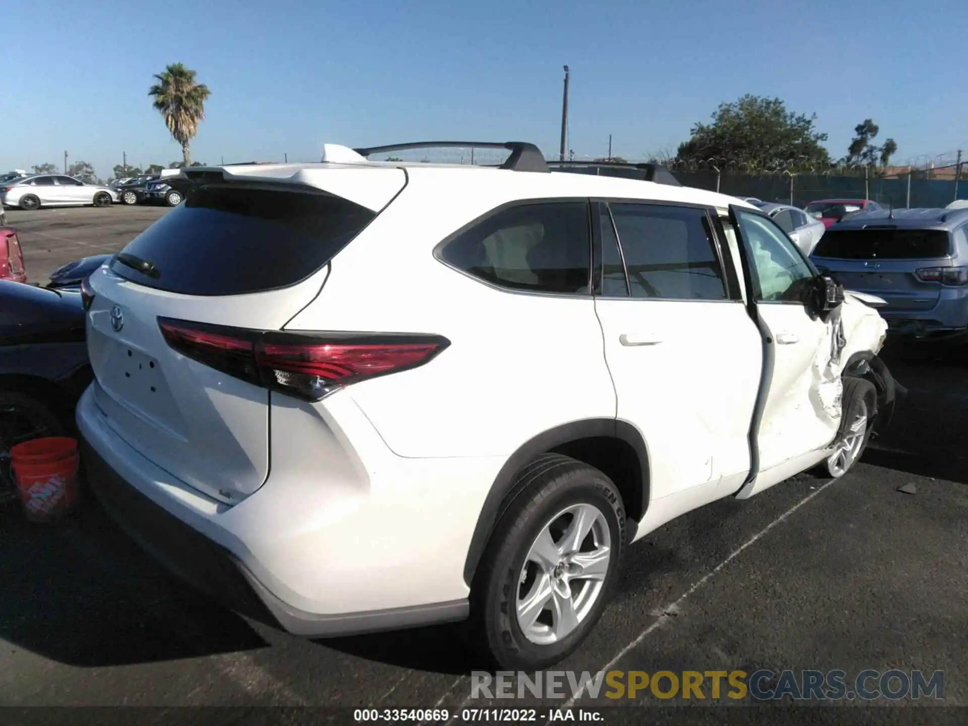 4 Photograph of a damaged car 5TDZZRAH9LS012865 TOYOTA HIGHLANDER 2020