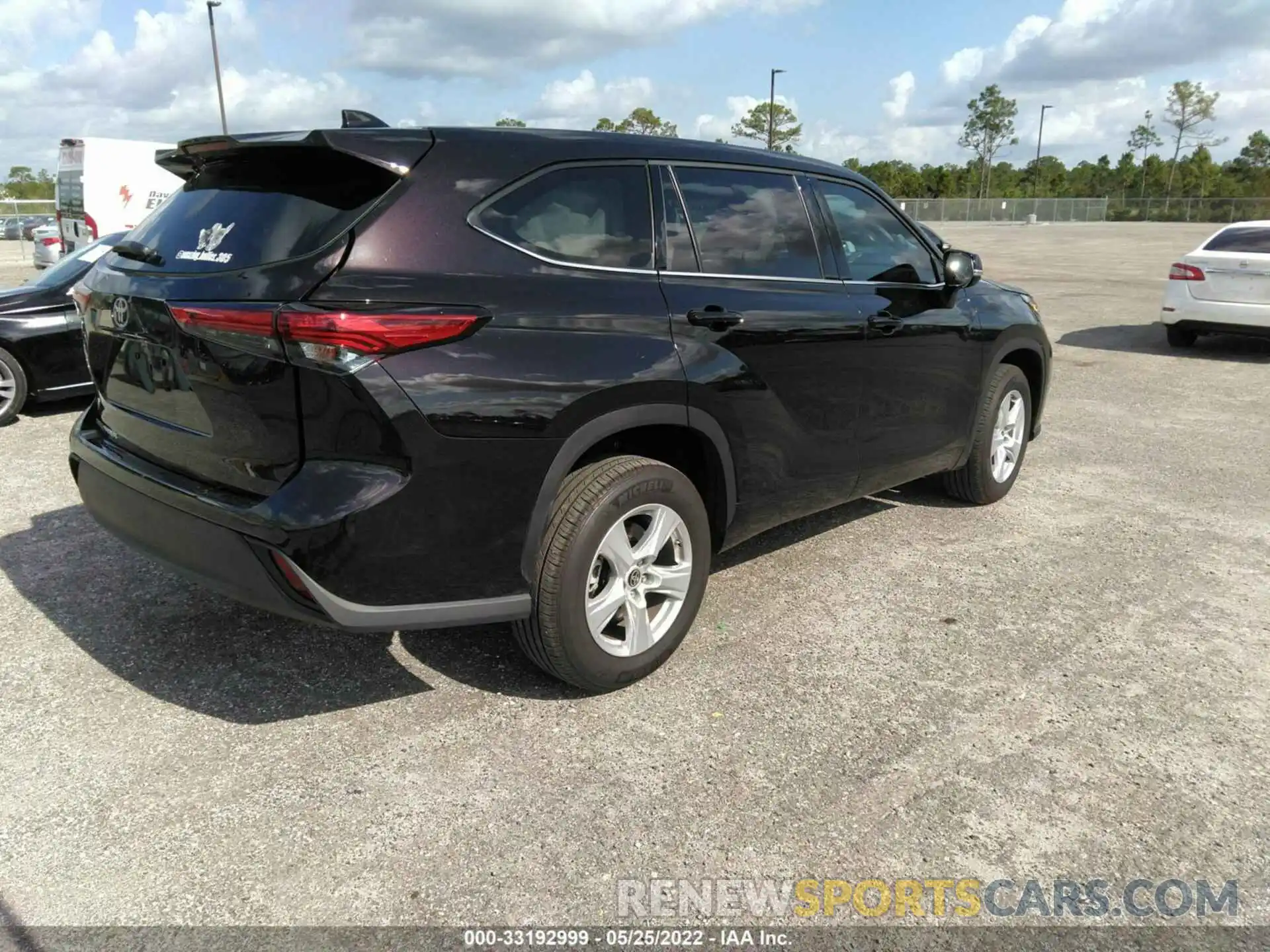 4 Photograph of a damaged car 5TDCZRAH1MS089821 TOYOTA HIGHLANDER 2021