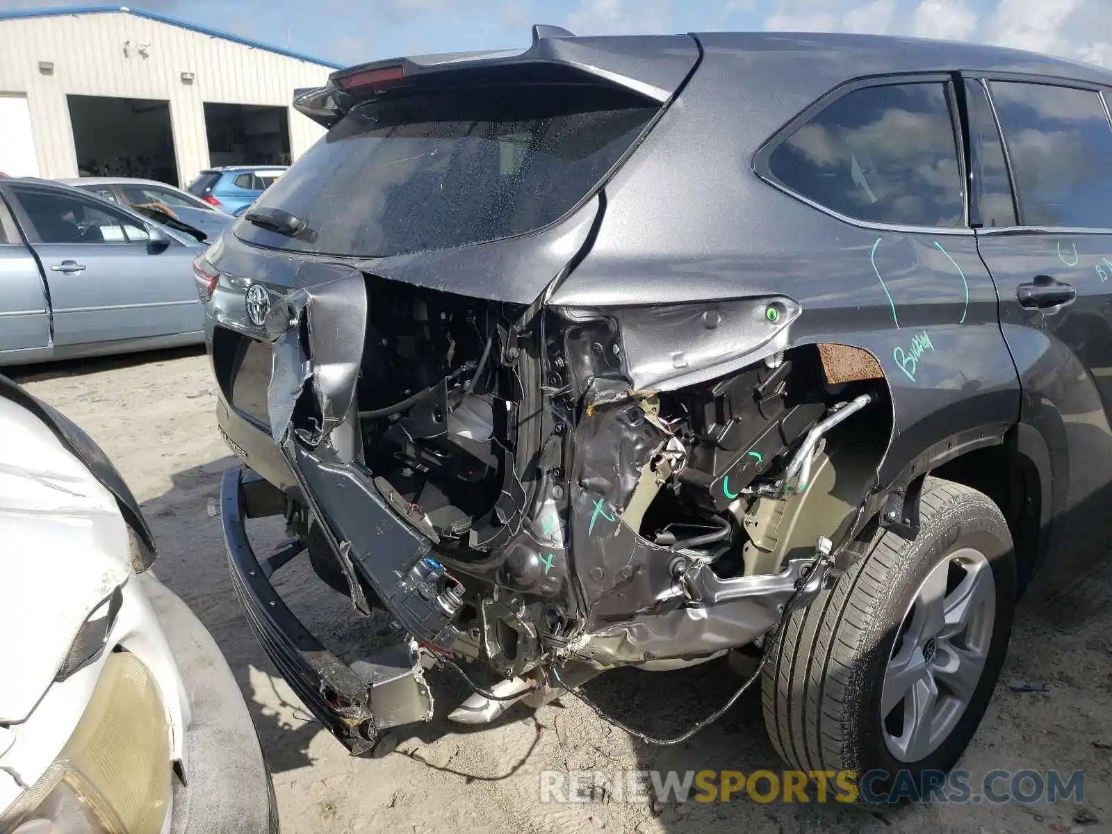 9 Photograph of a damaged car 5TDCZRAH6MS043188 TOYOTA HIGHLANDER 2021