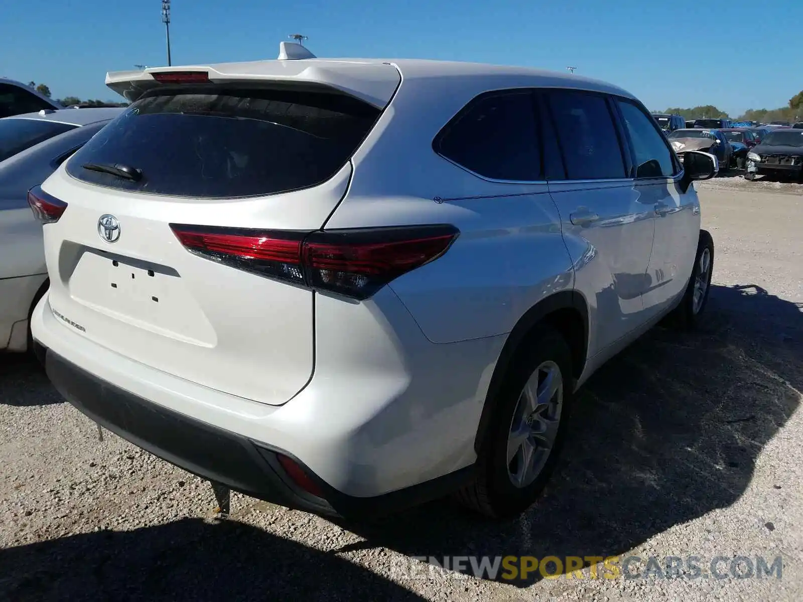 4 Photograph of a damaged car 5TDCZRAH7MS032054 TOYOTA HIGHLANDER 2021