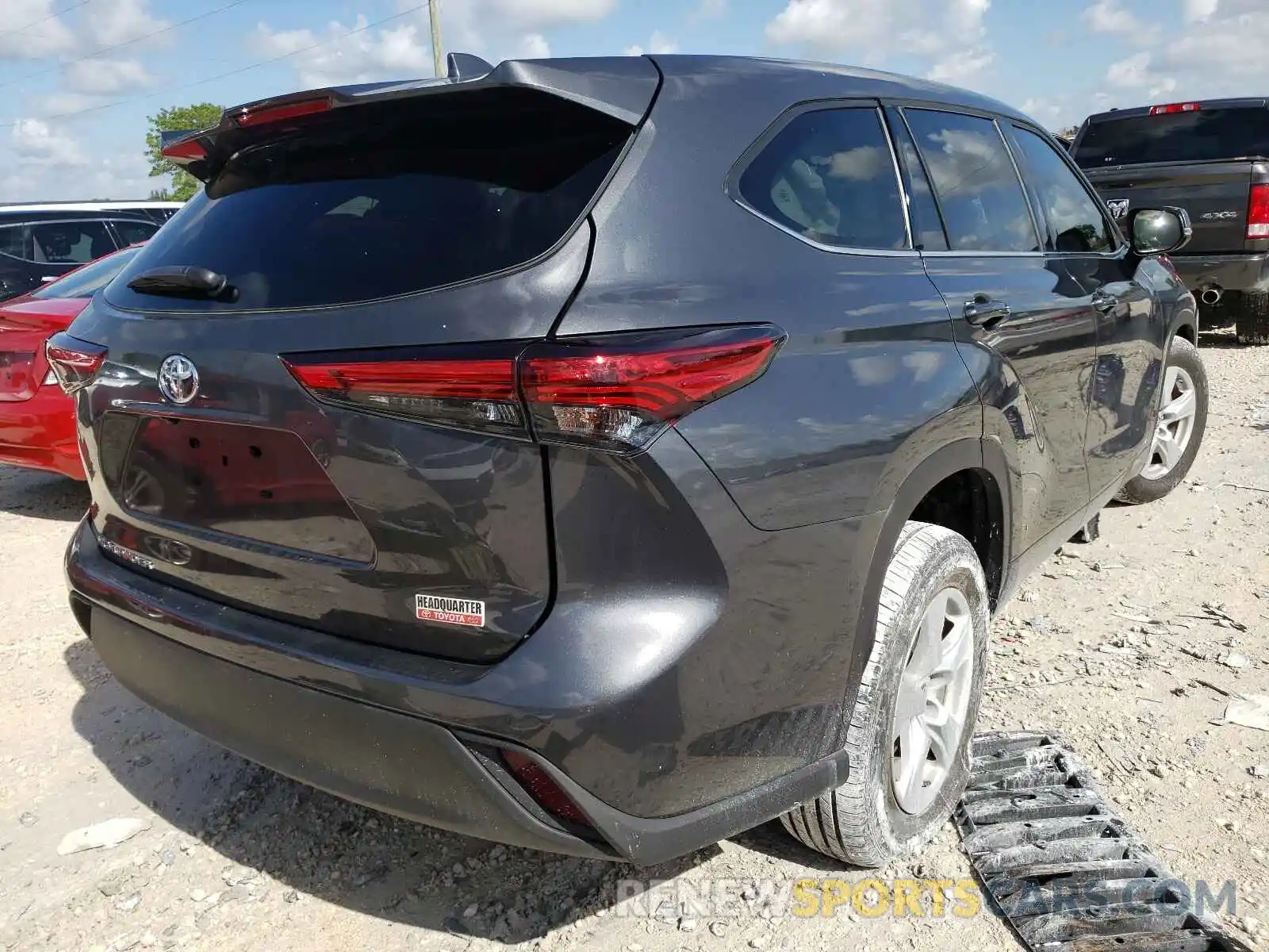 4 Photograph of a damaged car 5TDCZRAHXMS035241 TOYOTA HIGHLANDER 2021