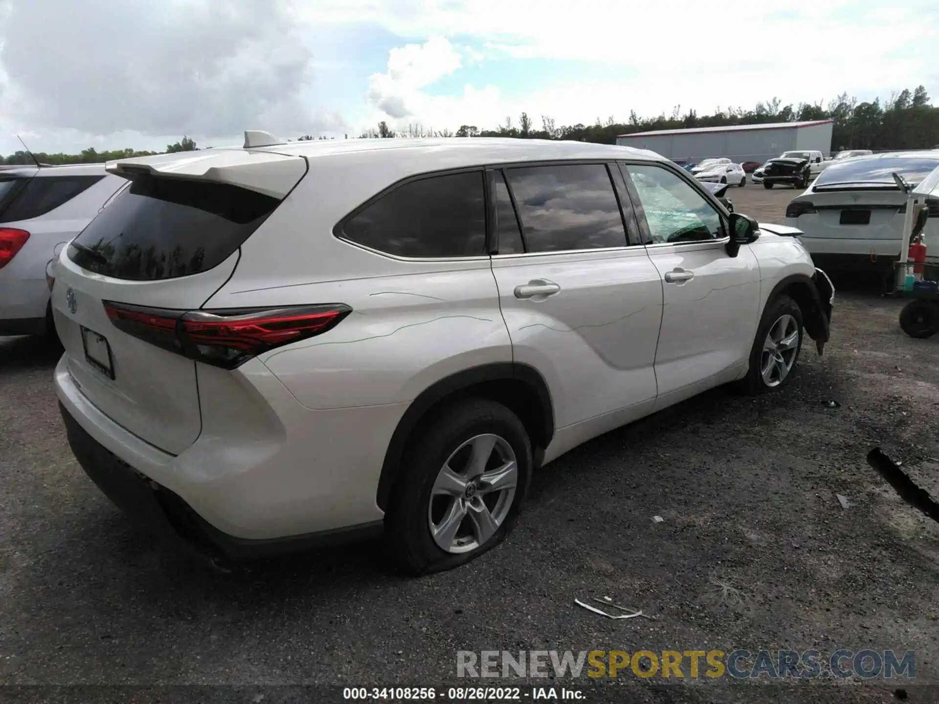 4 Photograph of a damaged car 5TDCZRAHXMS043906 TOYOTA HIGHLANDER 2021