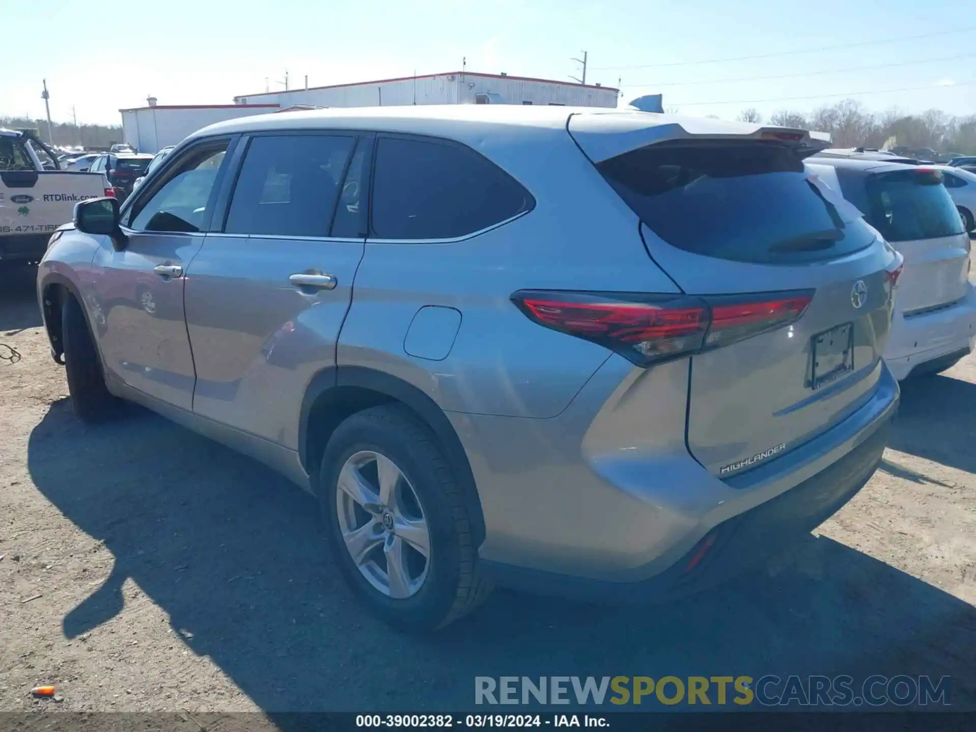 3 Photograph of a damaged car 5TDCZRAHXMS061337 TOYOTA HIGHLANDER 2021