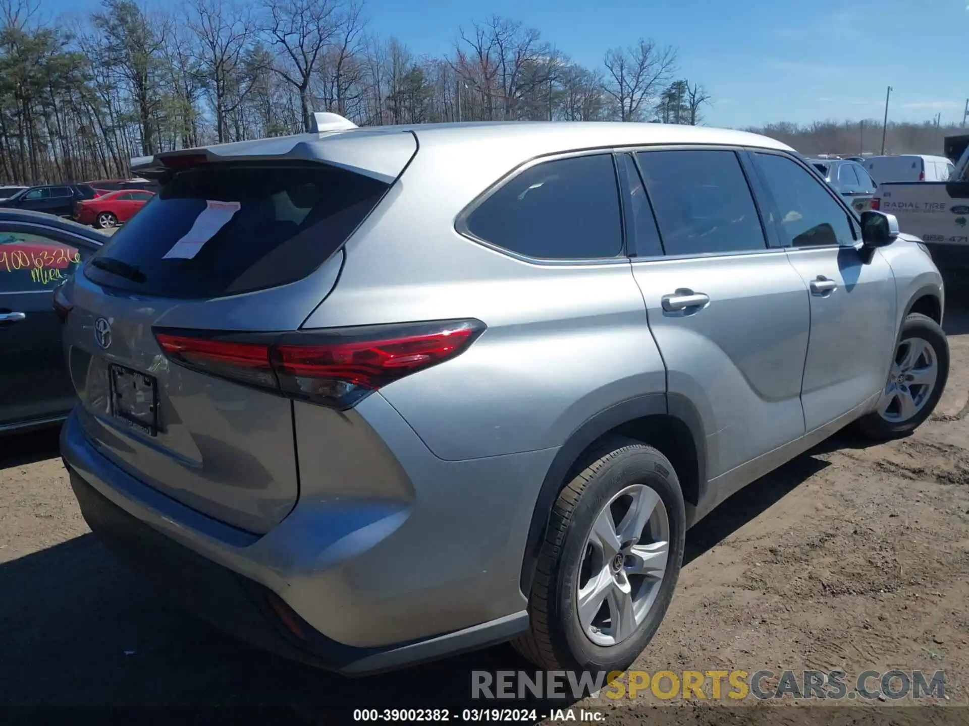 4 Photograph of a damaged car 5TDCZRAHXMS061337 TOYOTA HIGHLANDER 2021