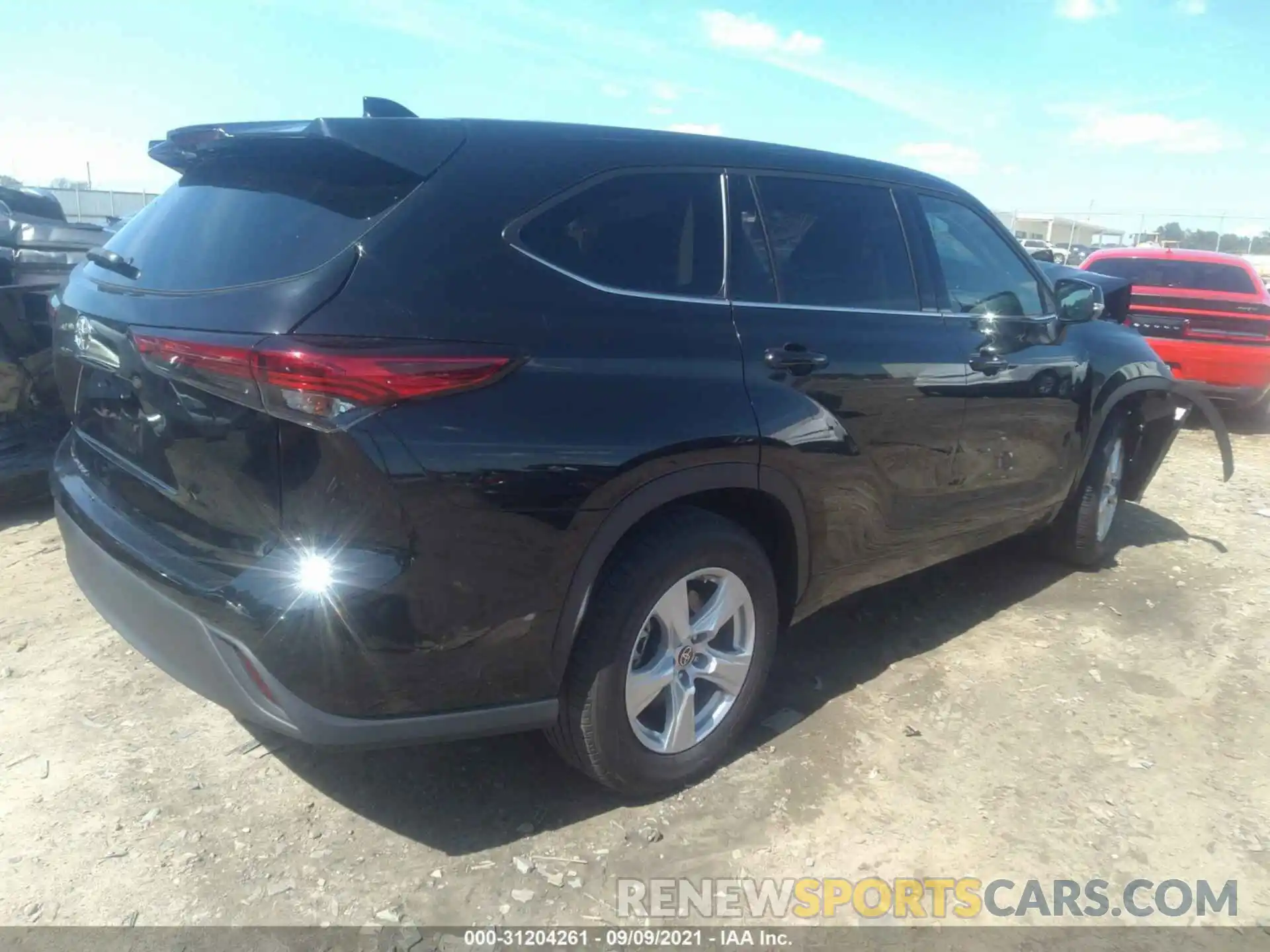 4 Photograph of a damaged car 5TDCZRAHXMS525193 TOYOTA HIGHLANDER 2021