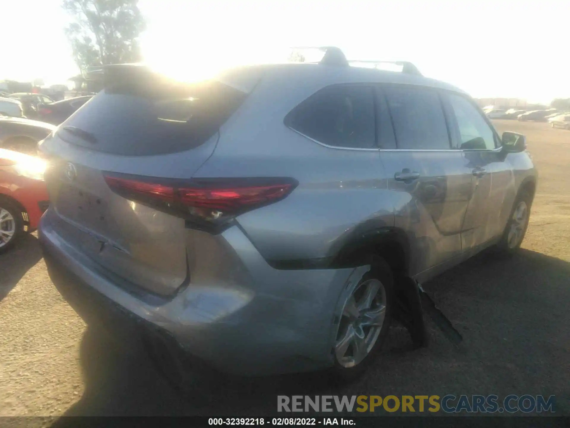 4 Photograph of a damaged car 5TDCZRAHXMS535884 TOYOTA HIGHLANDER 2021